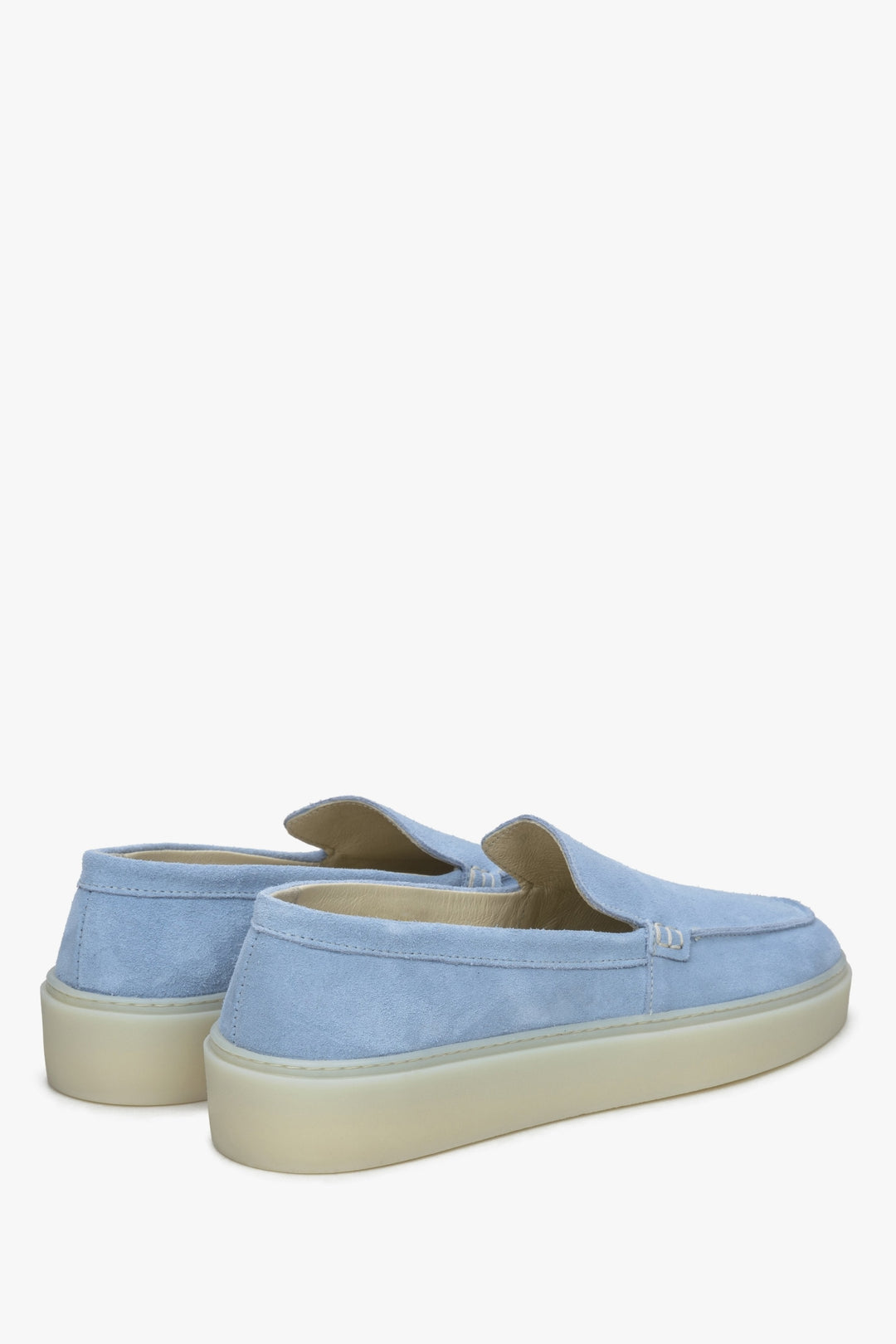 Blaue Velours-Mokassins von Estro – Nahaufnahme von Fersenkappe und Seitenlinie der Schuhe.
