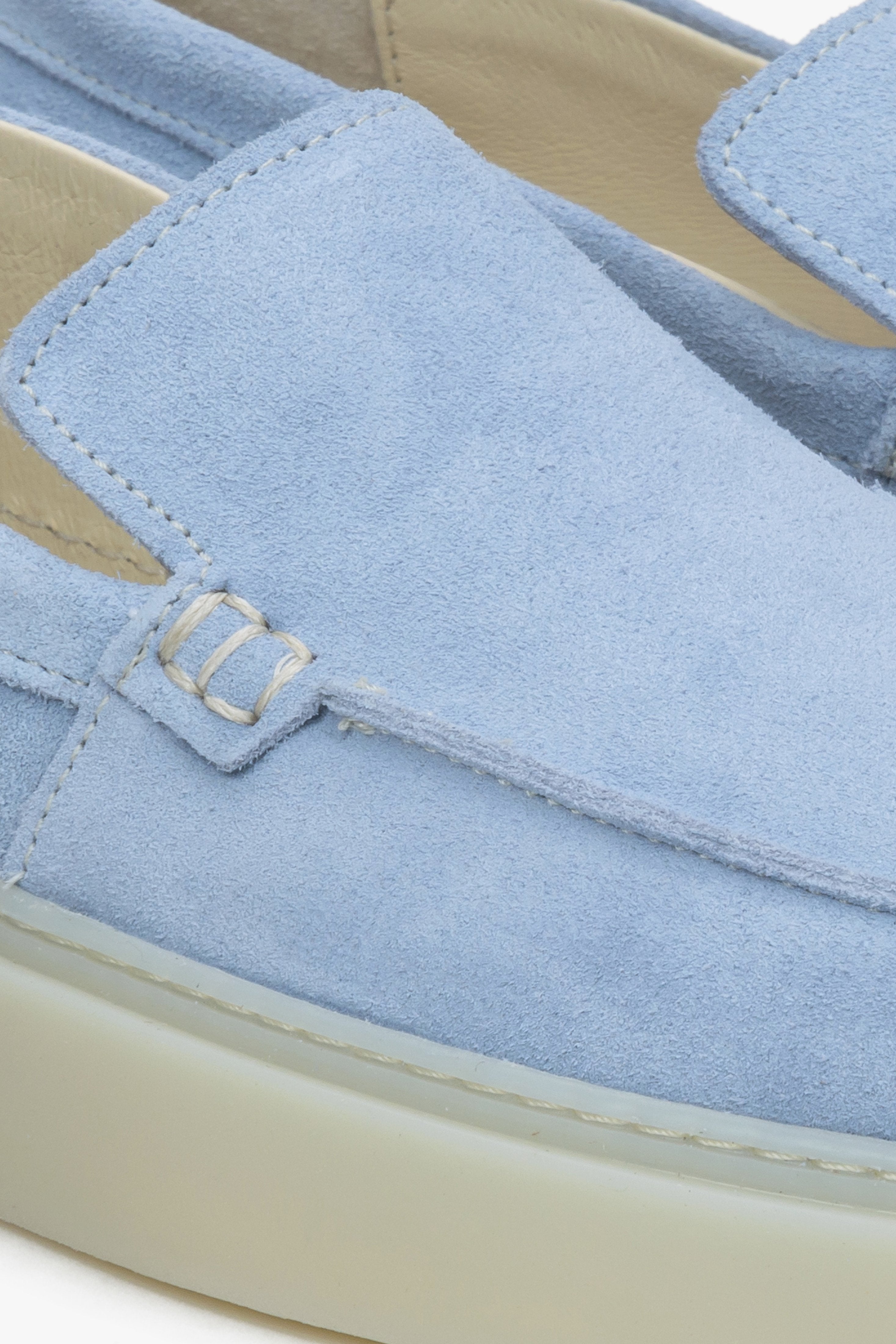 Blaue Damen-Mokassins aus Velours von Estro – Nahaufnahme der Details.