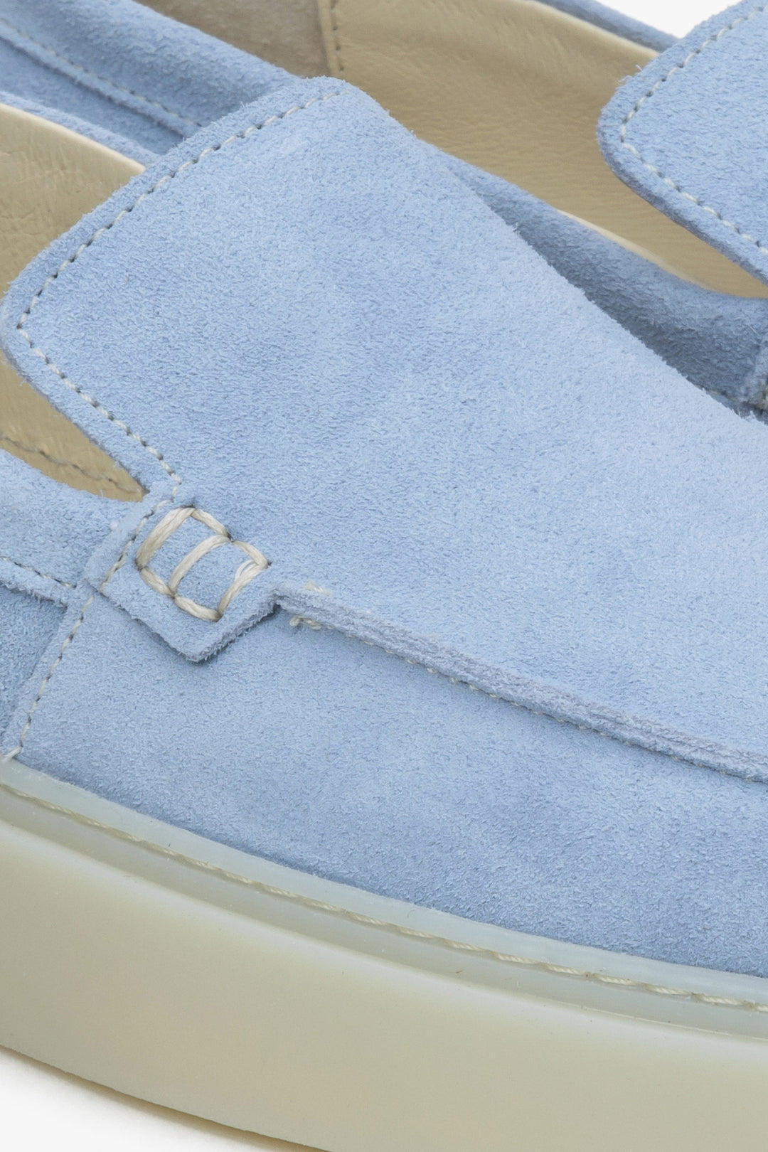 Blaue Damen-Mokassins aus Velours von Estro – Nahaufnahme der Details.