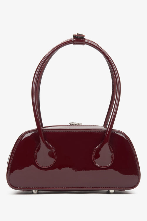 Eine stilvolle Damen-Schultertasche in Bordeaux, gefertigt aus Lackleder von Estro – Rückansicht.