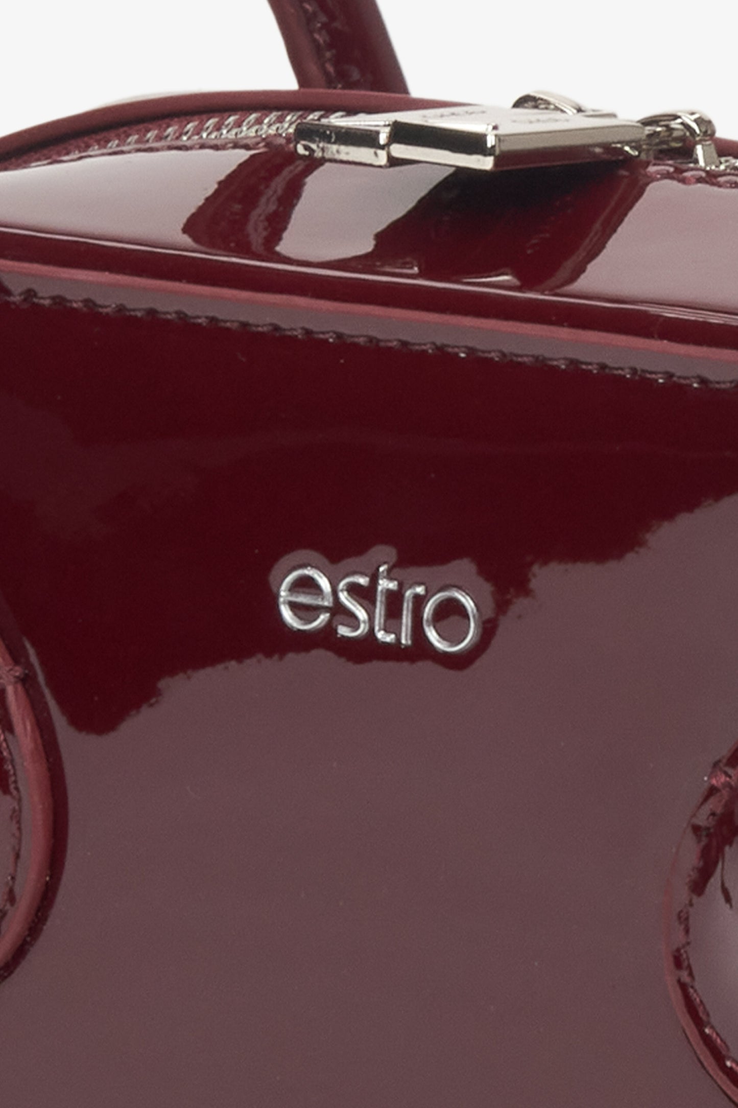 Schultertasche aus Lackleder in Bordeaux für Damen, entworfen von Estro – Detailansicht.