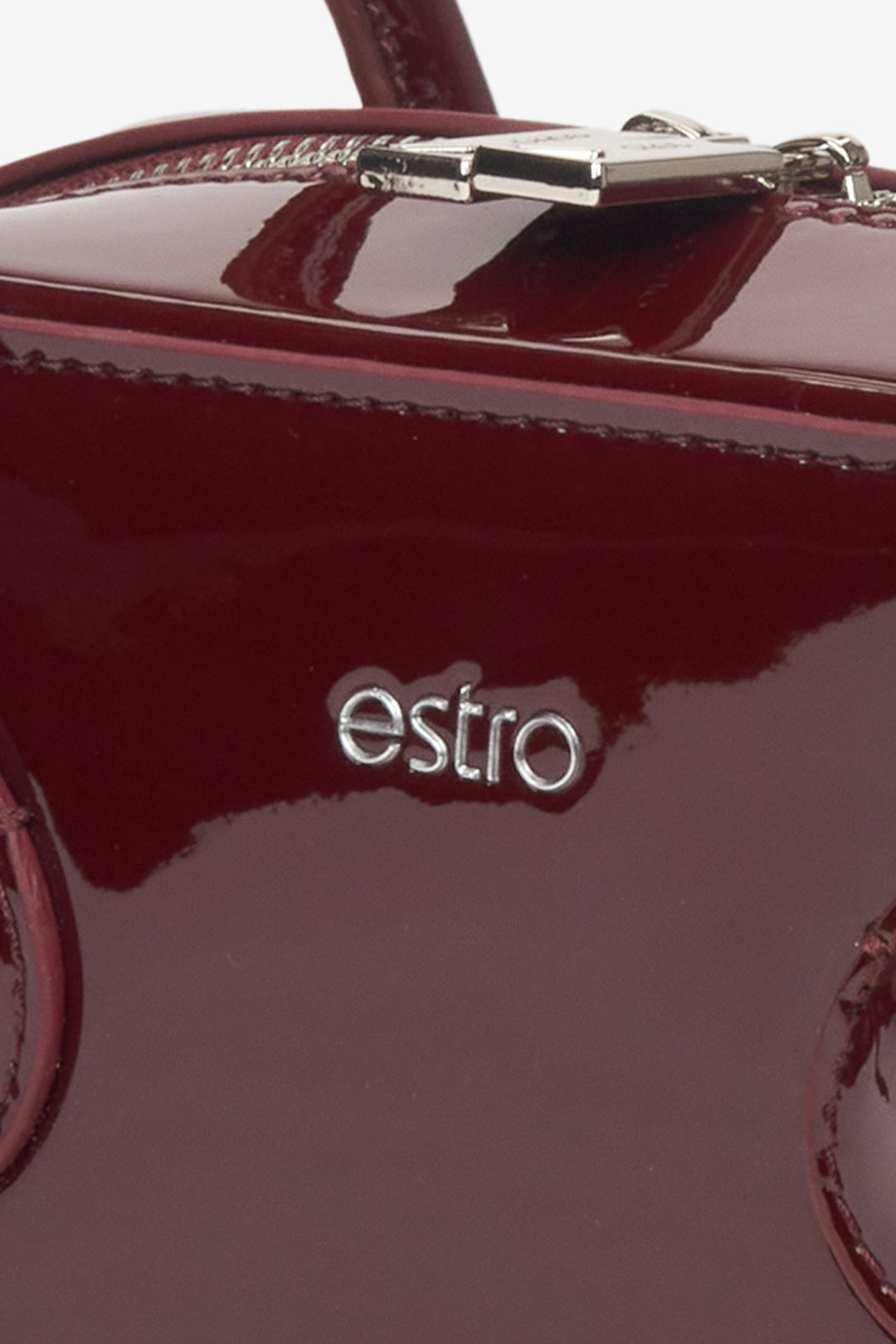 Schultertasche aus Lackleder in Bordeaux für Damen, entworfen von Estro – Detailansicht.