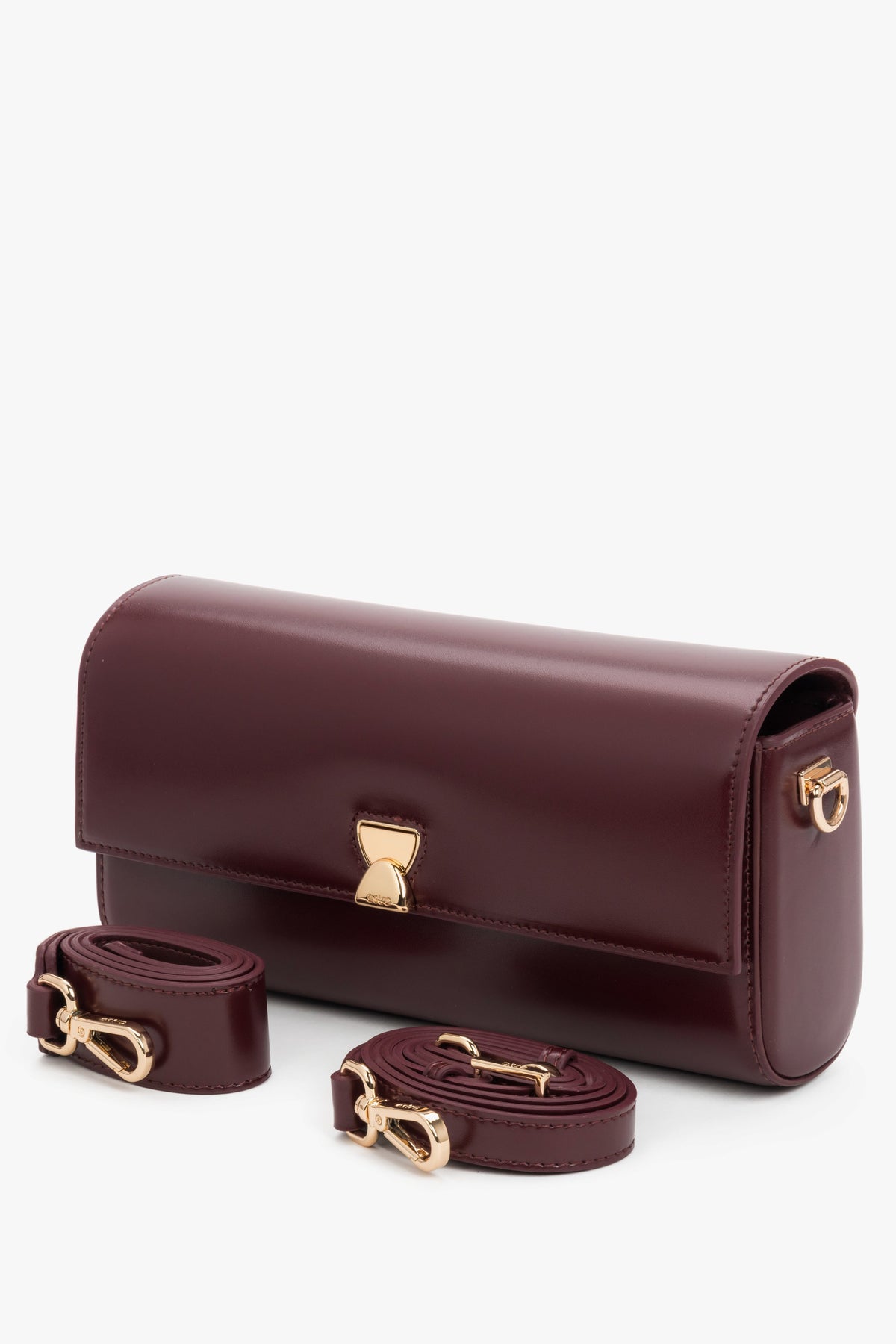 Bordeauxrote Damen-Clutch präsentiert neben ihren zwei abnehmbaren Echtleder-Riemen