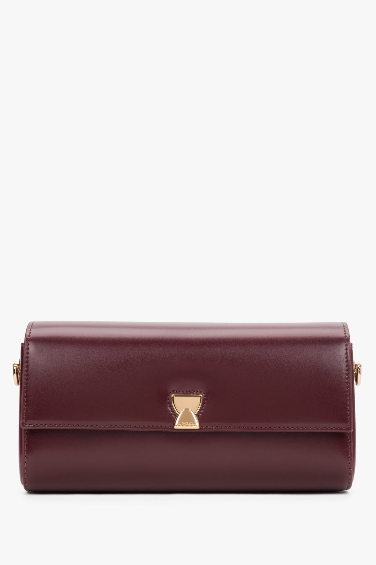Frontale Ansicht der länglichen bordeauxroten Baguette-Clutch mit geometrischem Goldverschluss