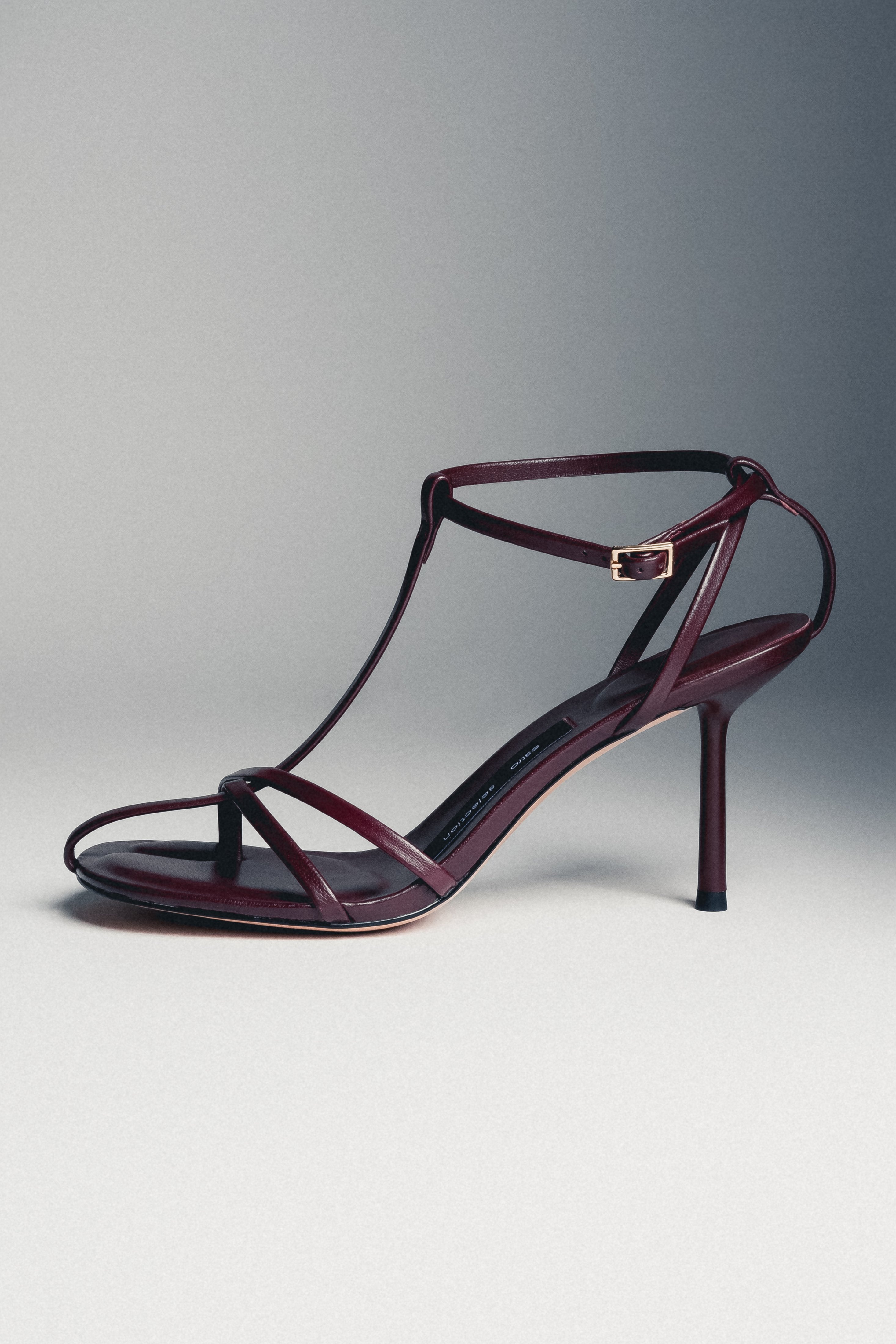 Bordeauxrote Damen-Sandalette aus Echtleder von der Seite mit Stilettoabsatz