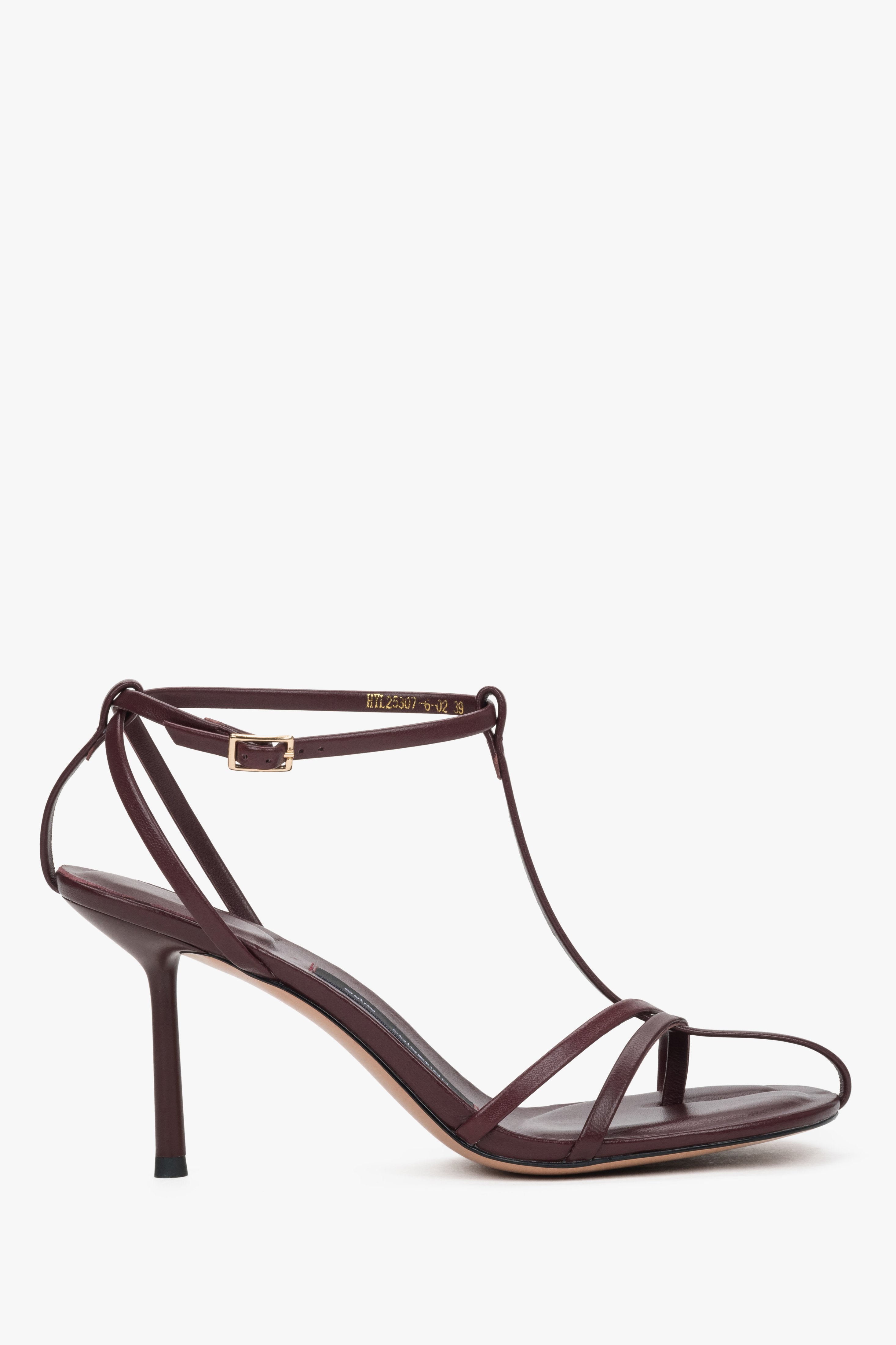 Bordeauxrote Damen-Sandalette in seitlicher Ansicht mit 9 cm hohem Stilettoabsatz