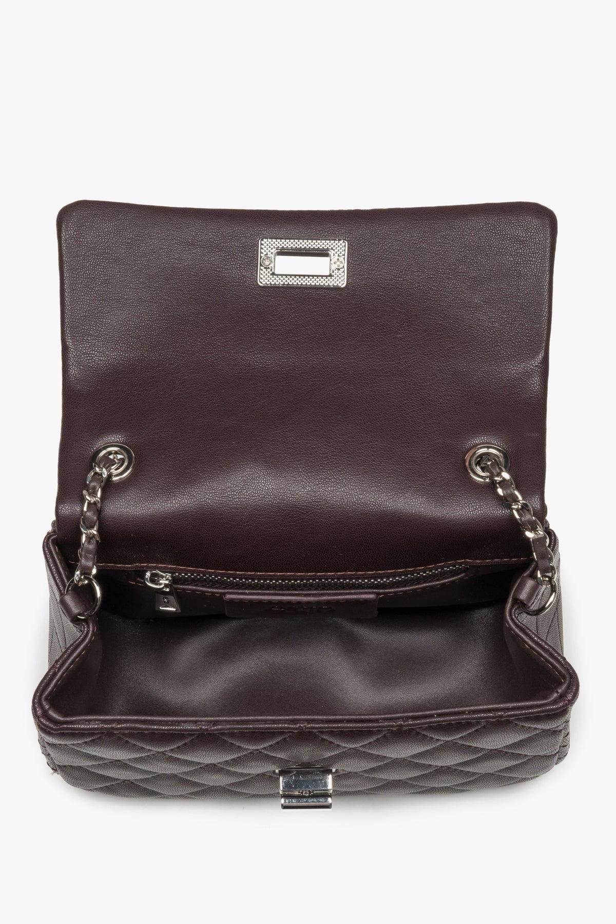 Blick in das geöffnete Innere der bordeauxroten Ledertasche mit Lederauskleidung und Fächern