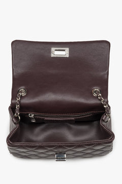 Blick in das geöffnete Innere der bordeauxroten Ledertasche mit Lederauskleidung und Fächern
