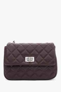 Frontale Perspektive der klassischen bordeauxroten Ledertasche mit silberfarbenem Verschluss