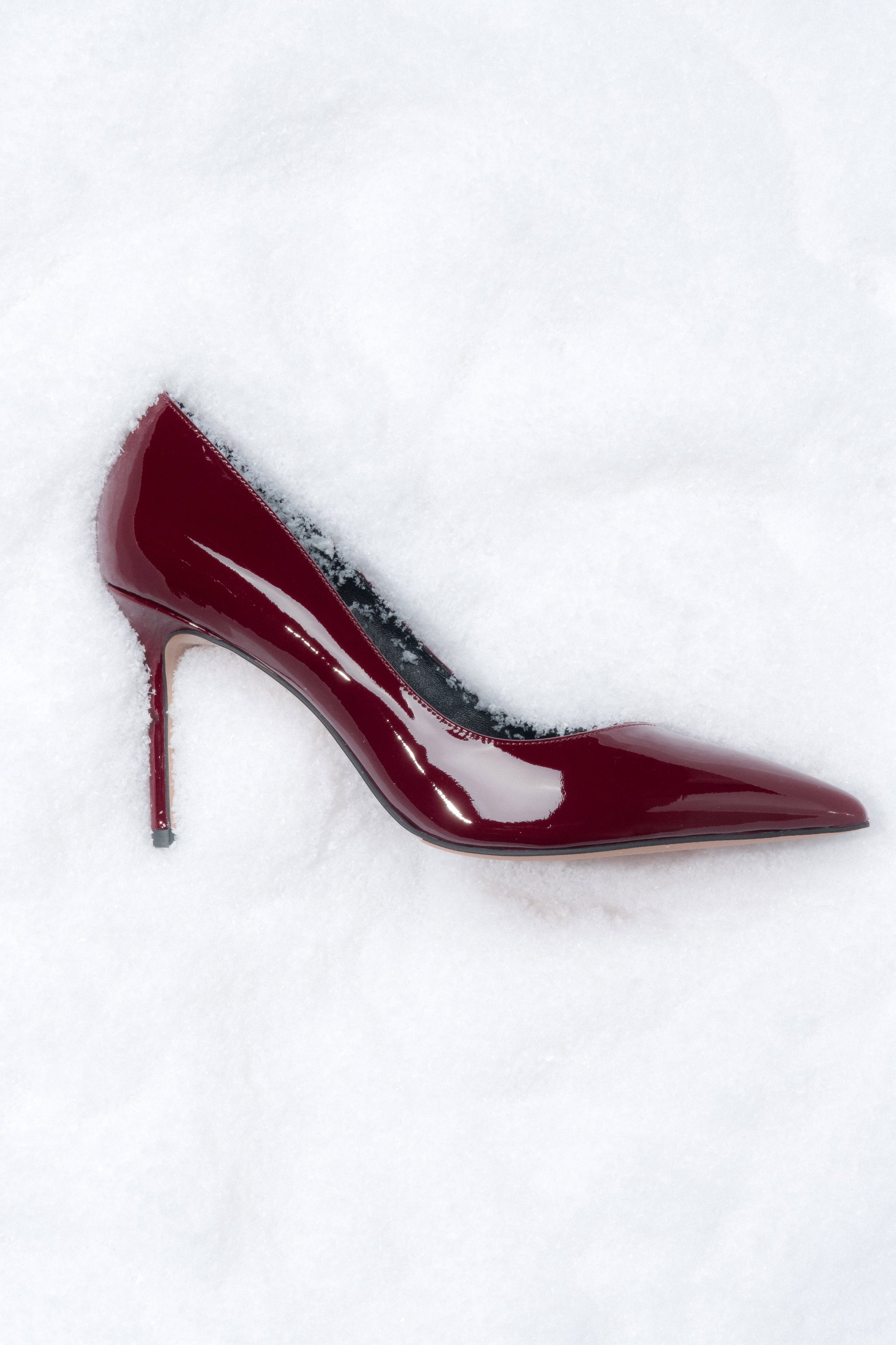 Elegante High Heels in Bordeauxrot mit hohem Stiletto-Absatz.