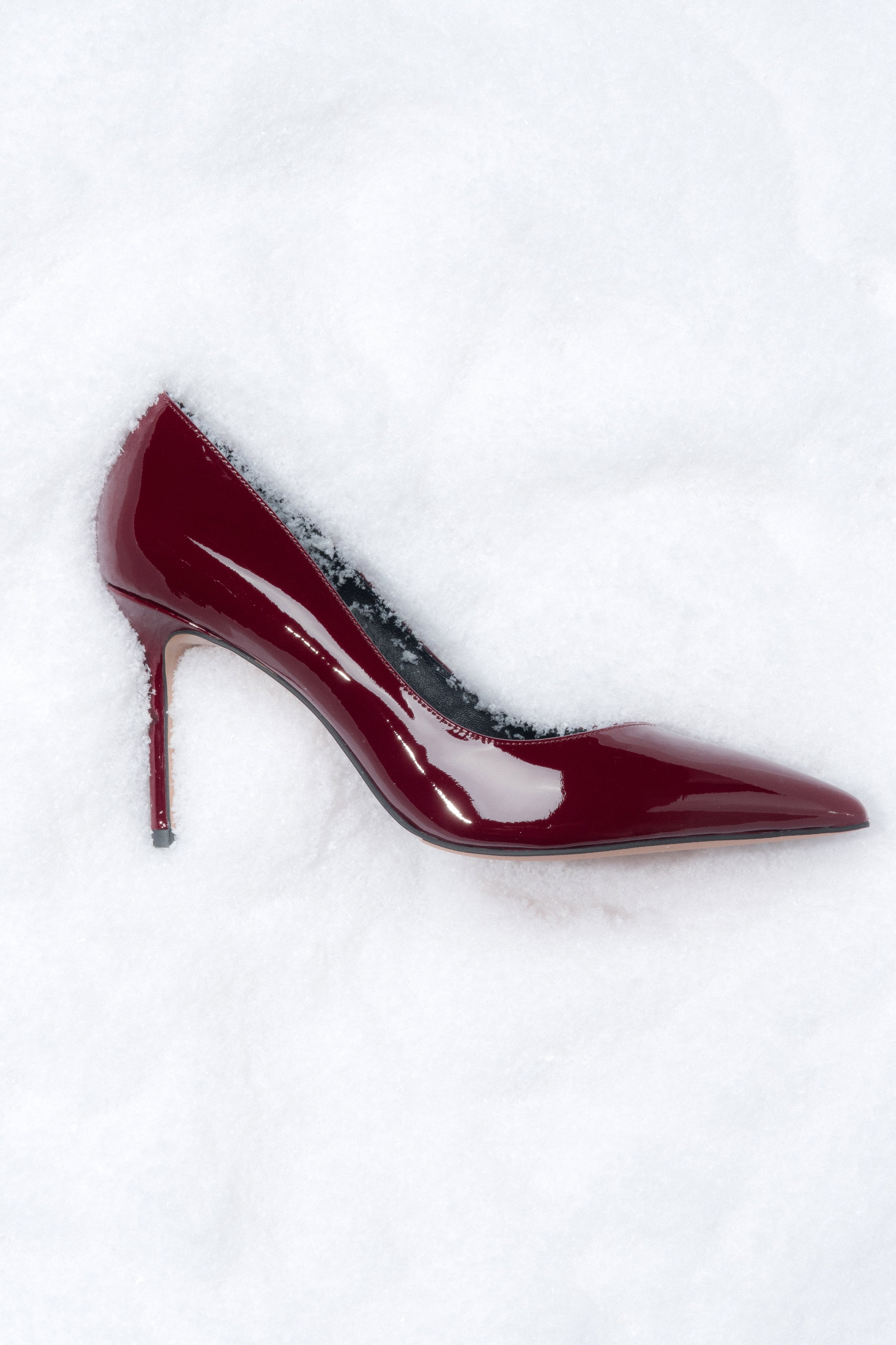 Elegante High Heels in Bordeauxrot mit hohem Stiletto-Absatz.