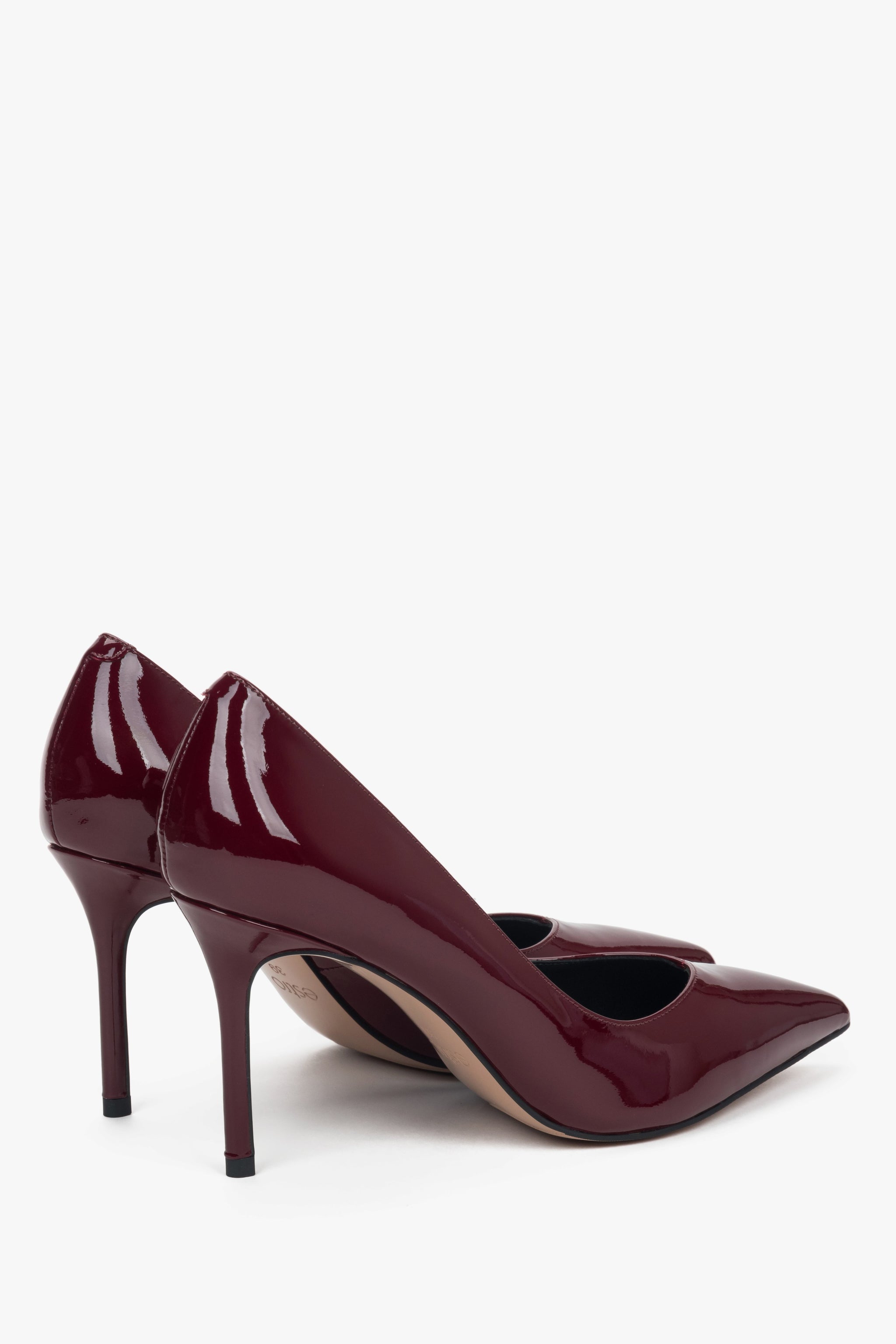Seitenansicht der bordeauxroten Lackleder-Schuhe für Damen von Estro.