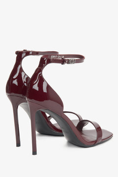 Elegante bordeauxrote High-Heel-Sandaletten mit hohem Stiletto-Absatz.