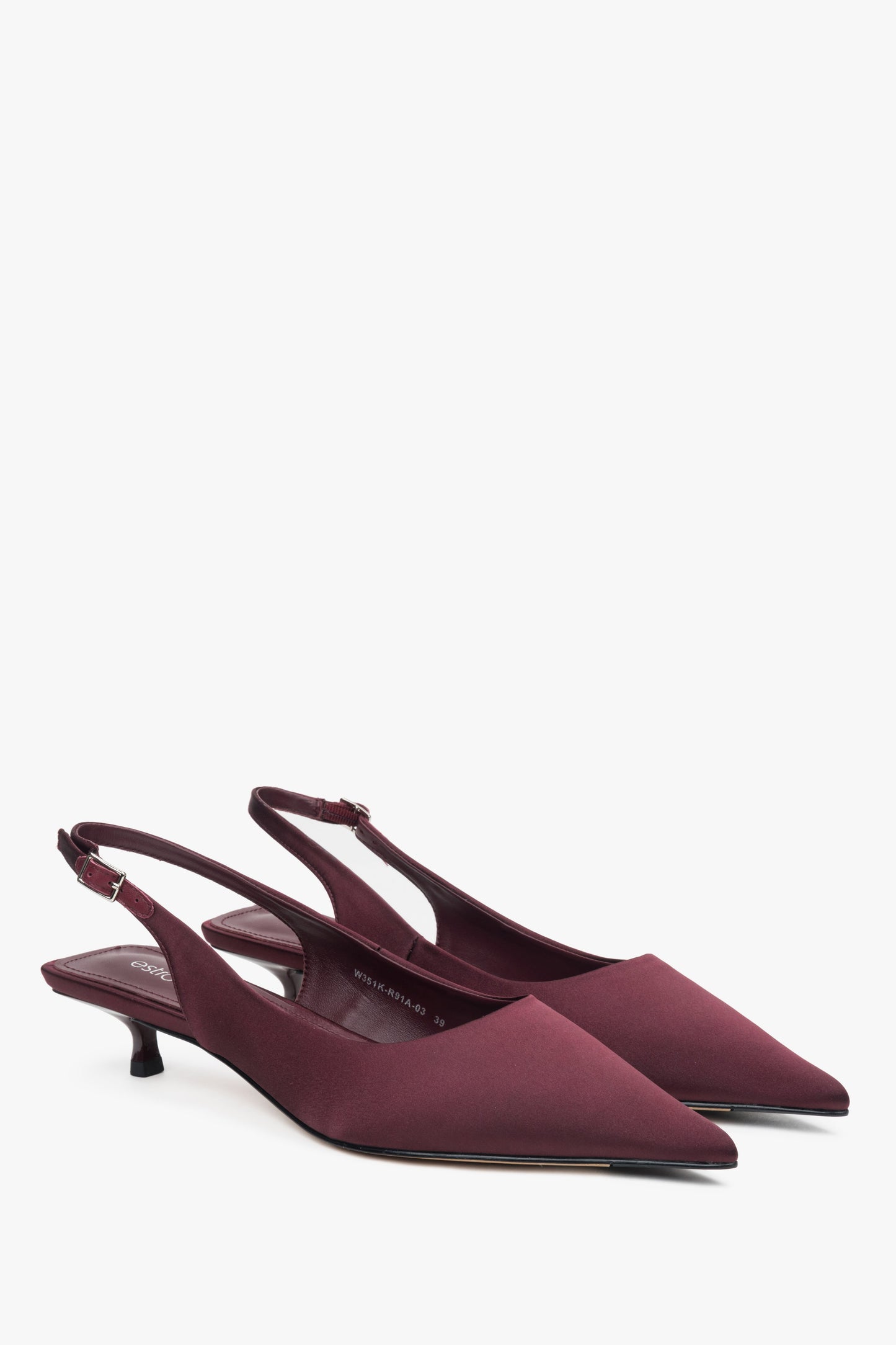 Nahaufnahme der offenen Fersenpartie bei den weinroten Slingback-Pumps. 