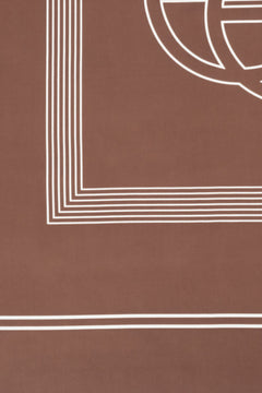 Detailaufnahme des edlen braunen Satinstoffs mit feinem weißen Linienmuster und Markenlogo 