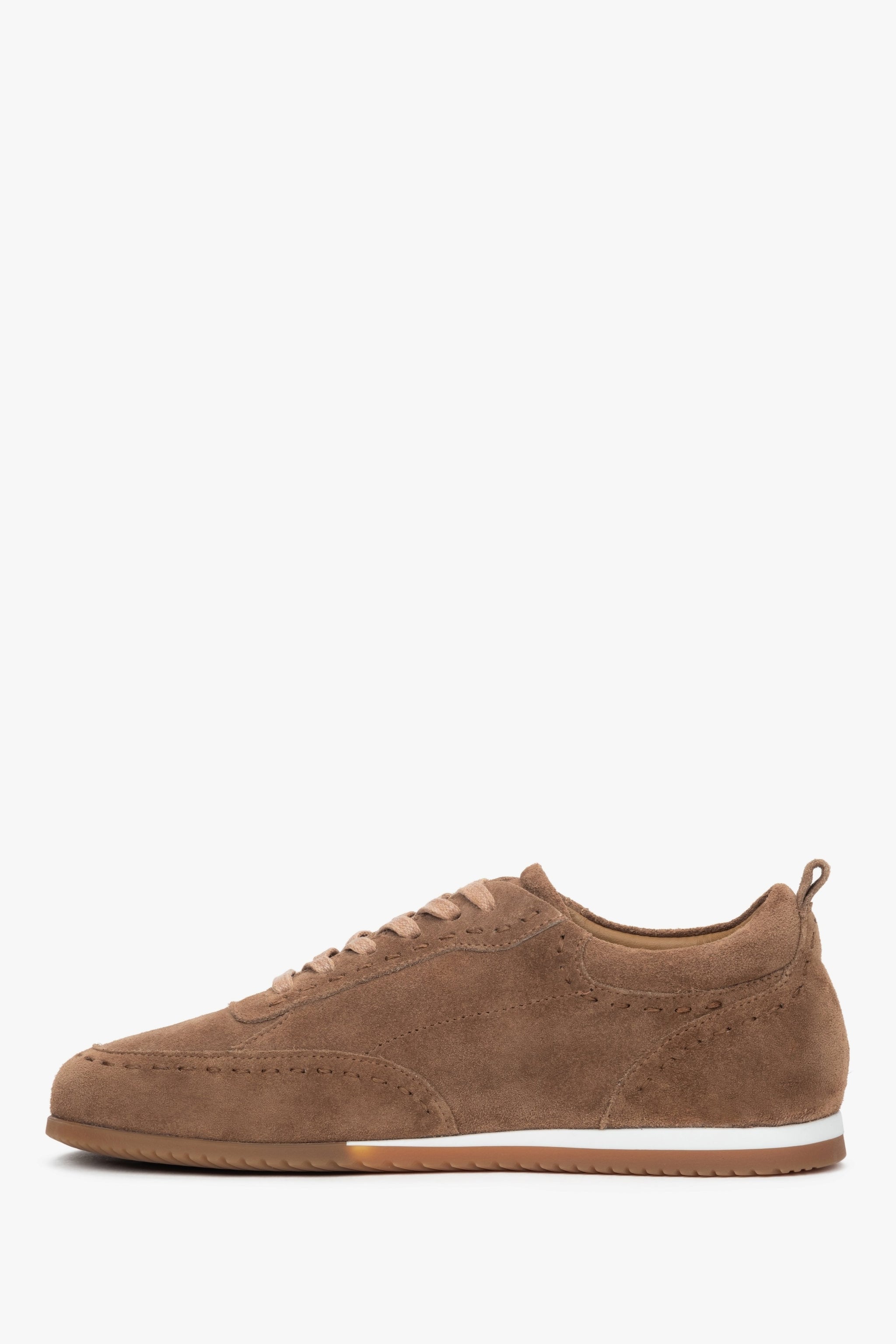 Seitenansicht der braunen Damen-Sneaker im Barfuß-Stil mit breiter Zehenbox.