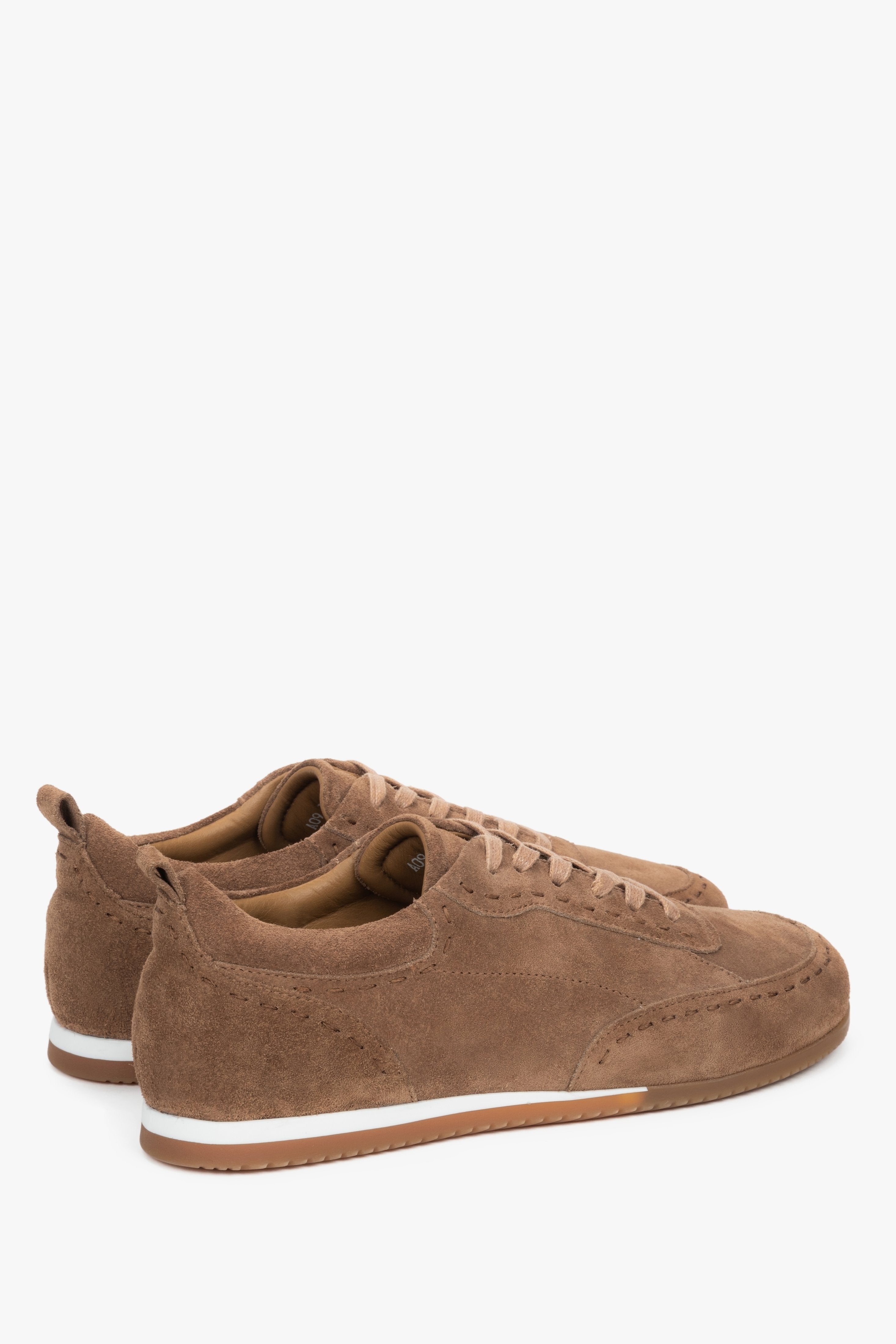 Minimalistische braune Sneaker aus weichem italienischem Velours von Estro. 