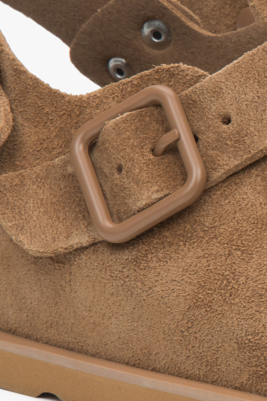 Damen Clog-Sandalen aus braunem Velours von Estro – Details.