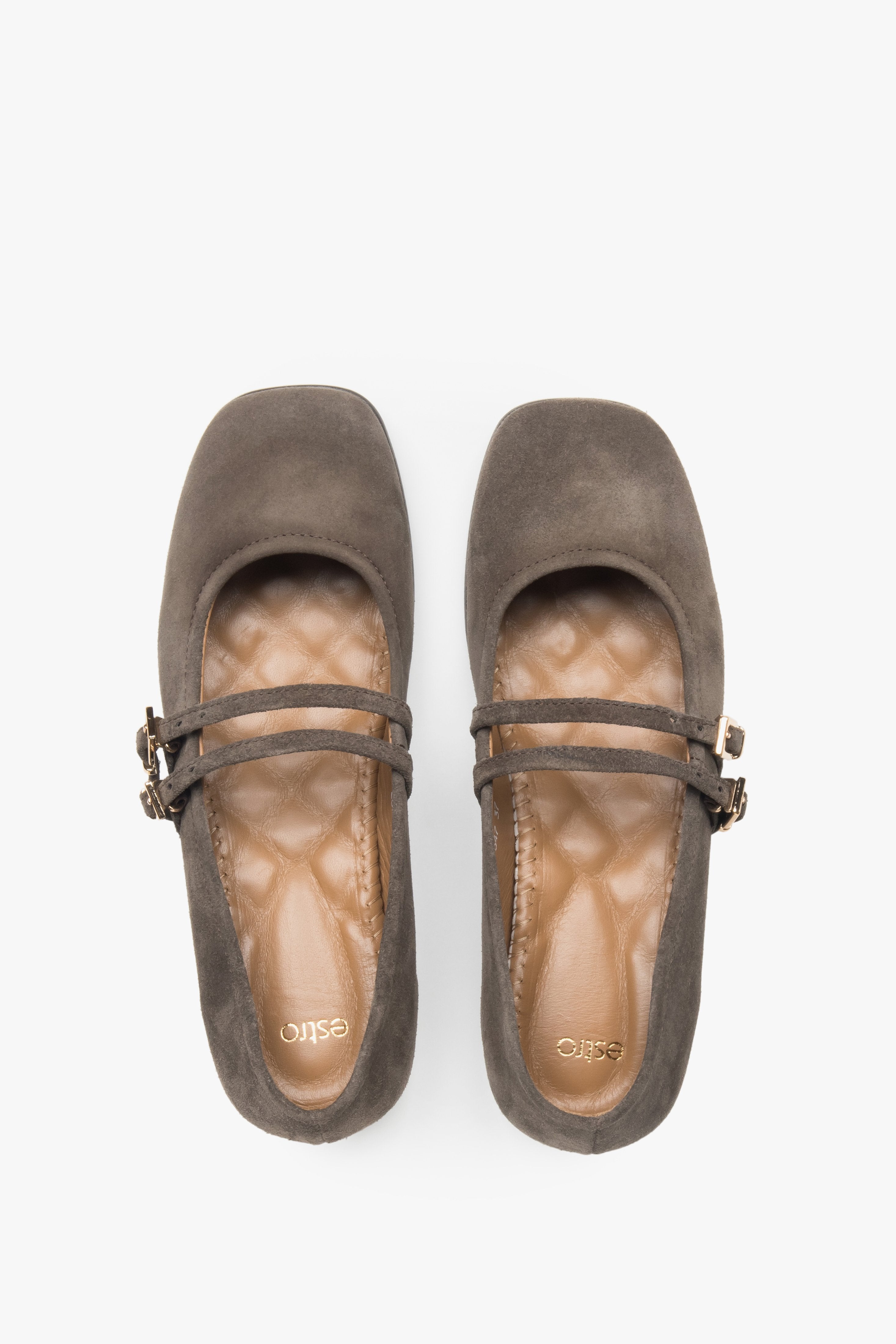 Braune Ballerinas von Estro, gefertigt aus weichem Velours und verziert mit einer Schnalle.