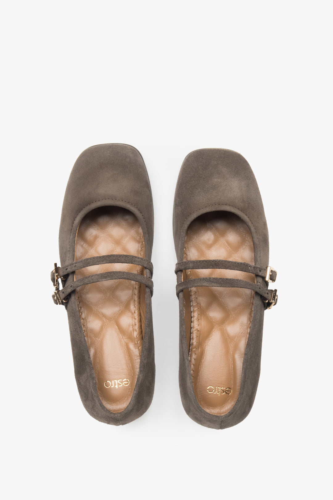 Braune Ballerinas von Estro, gefertigt aus weichem Velours und verziert mit einer Schnalle.