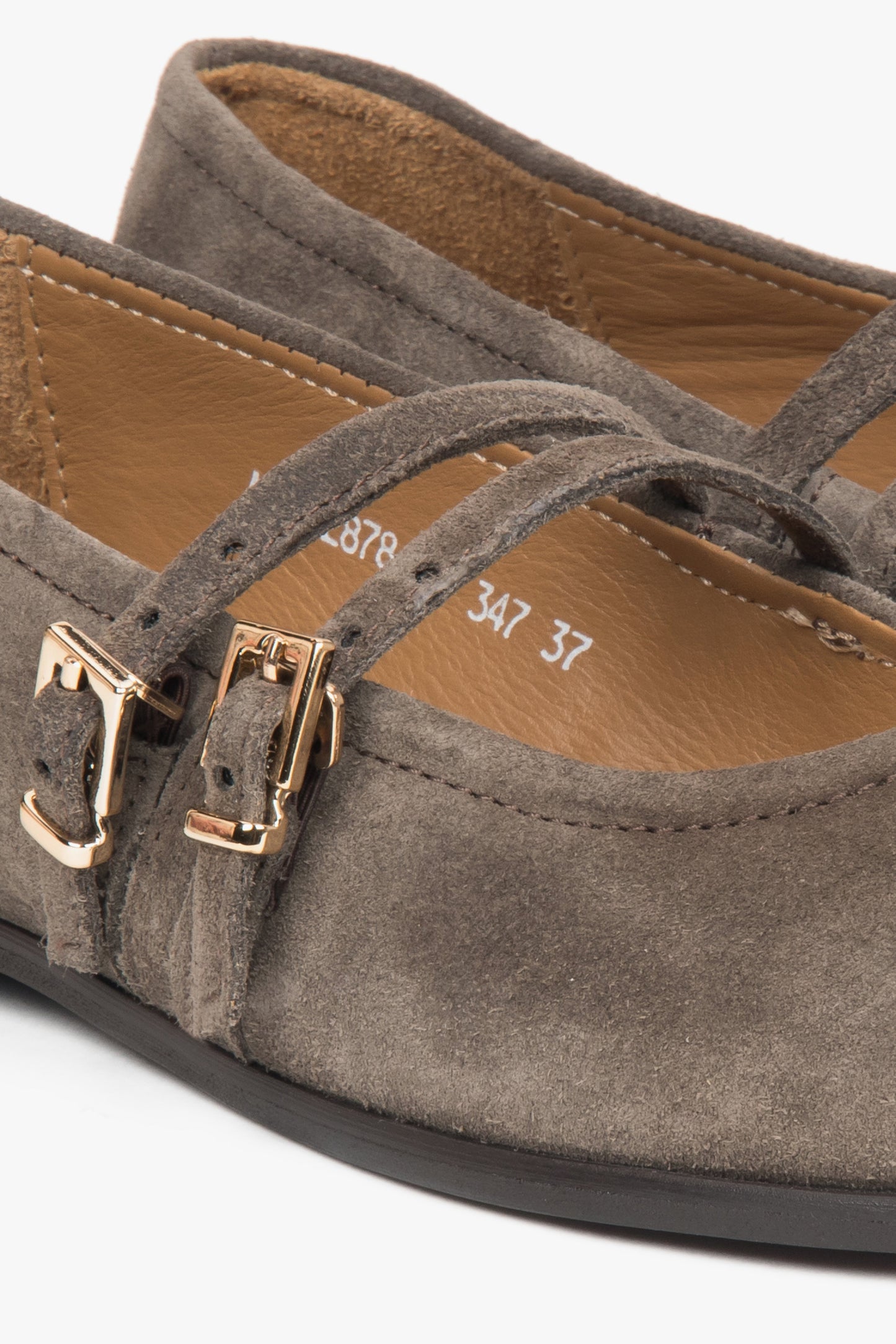 Braune Ballerinas von Estro, gefertigt aus italienischem Premium-Velours mit eleganter Schnalle.