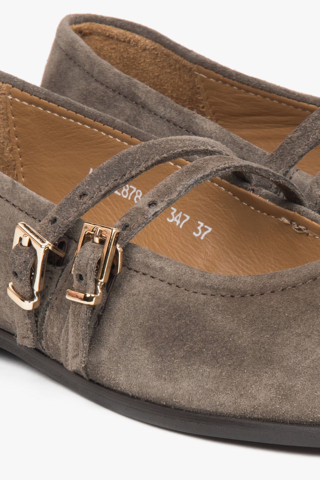 Braune Ballerinas von Estro, gefertigt aus italienischem Premium-Velours mit eleganter Schnalle.