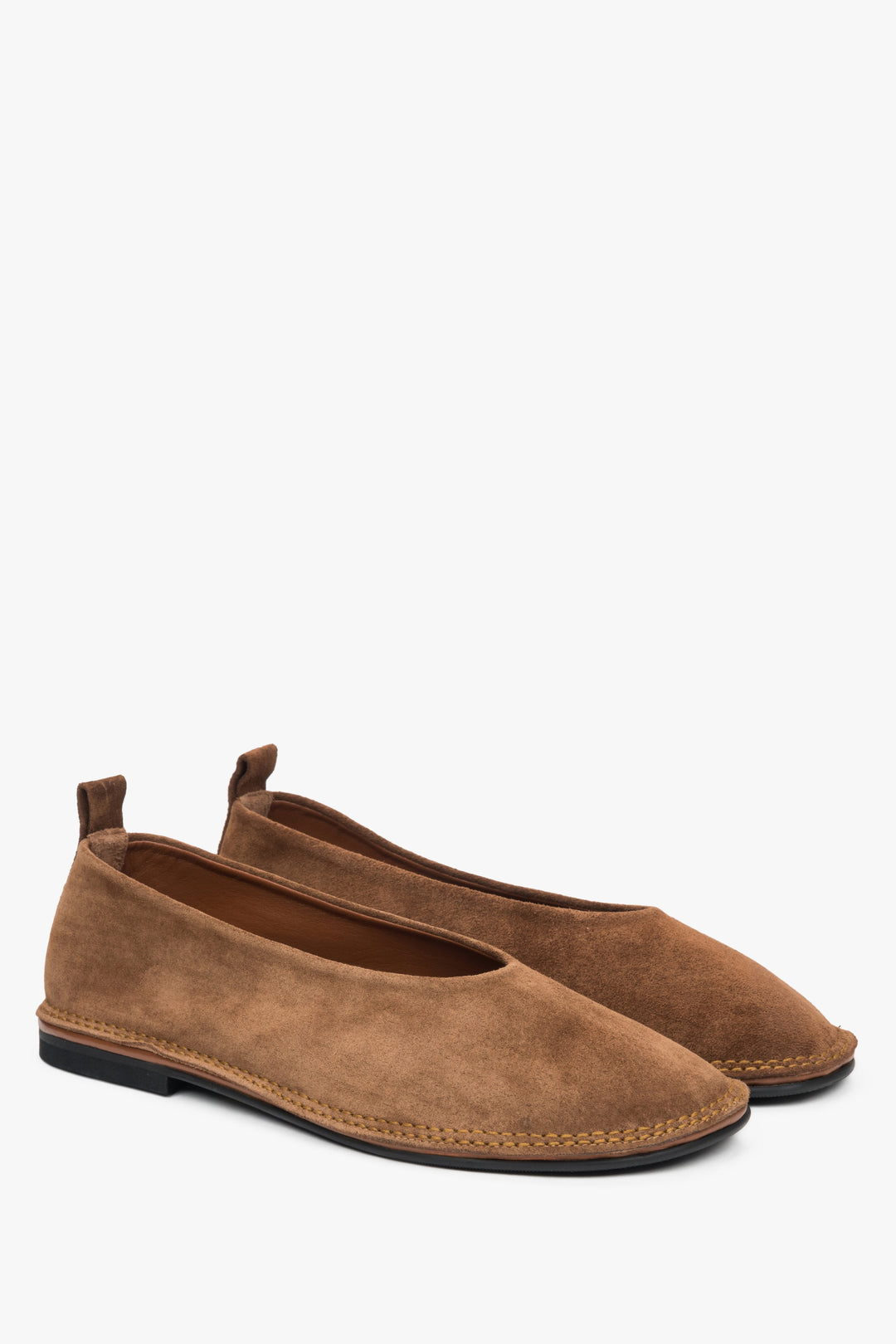 Bequeme und stilvolle Damen-Ballerinas von Estro aus weichem Velours in Braun – für einen Hauch von Luxus.