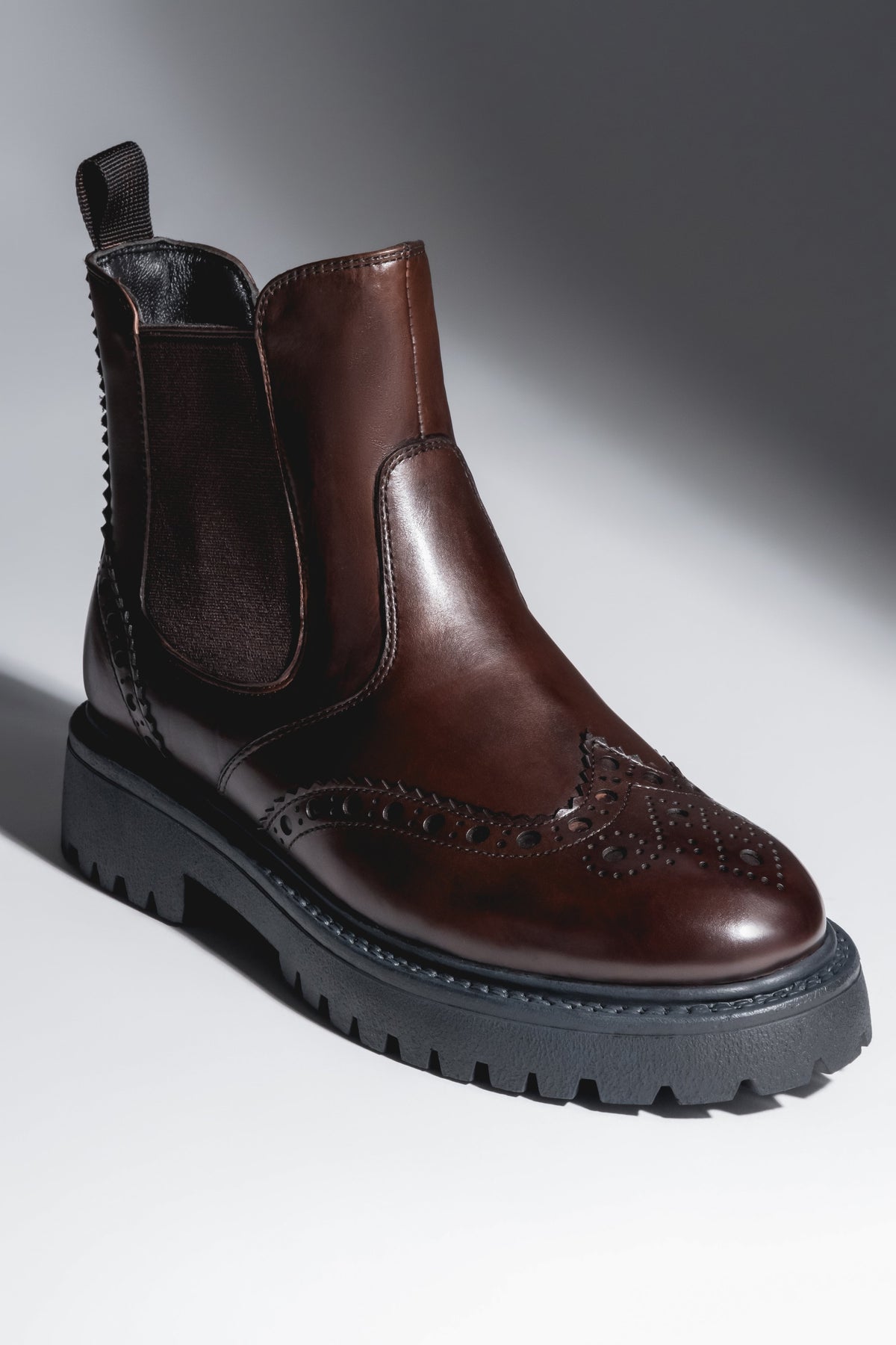 Schräge Frontalansicht des dunkelbraunen Damen-Boots aus Glattleder