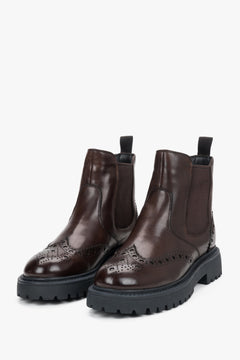 Frontale Perspektive des Paares brauner Lederstiefeletten mit dicker Sohle