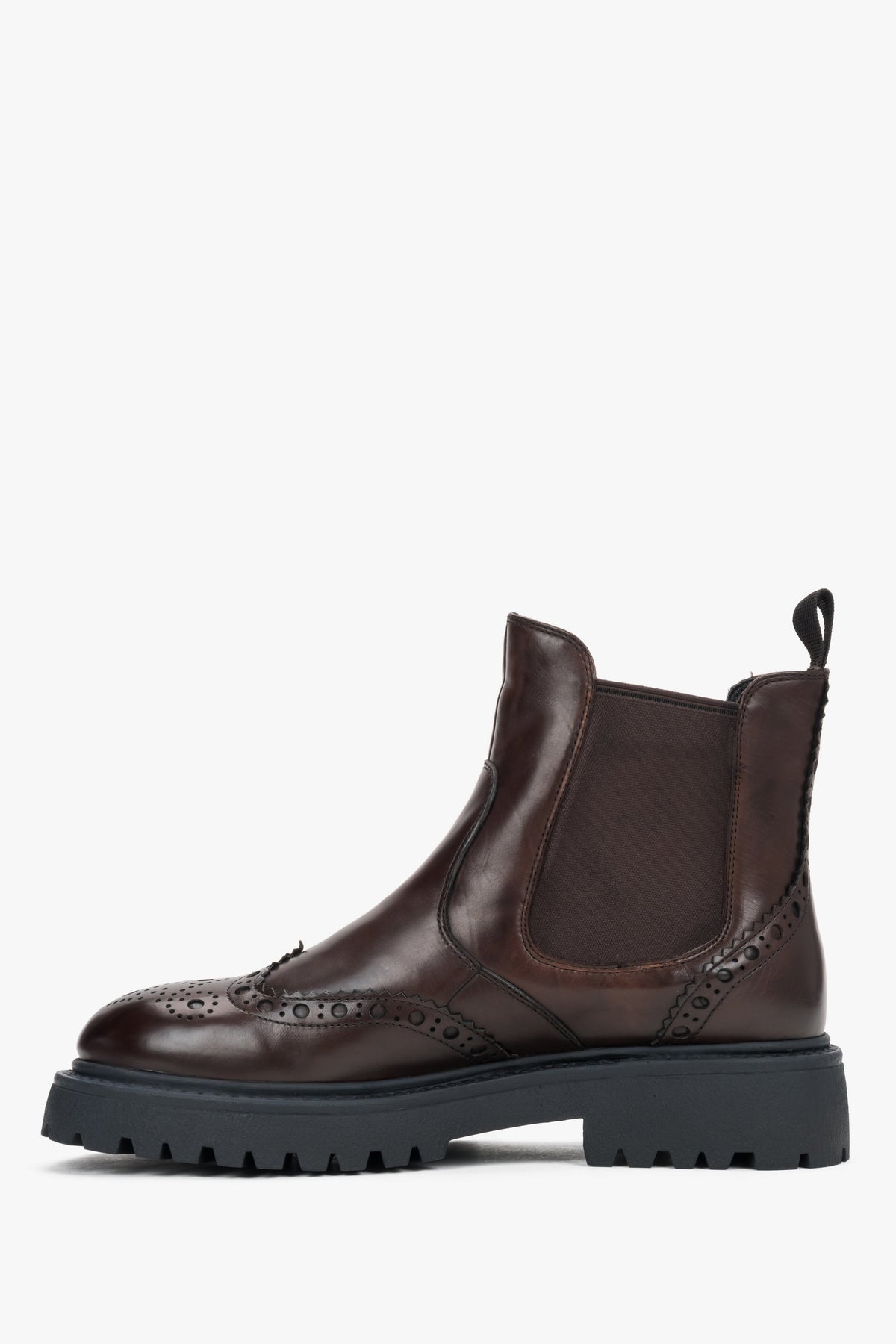 Flaches Seitenprofil der braunen Chelsea-Boots mit klassischer Flügelkappen-Perforation