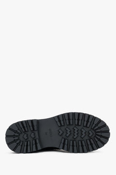 Detailansicht der griffigen Gummisohle des braunen Winter-Boots