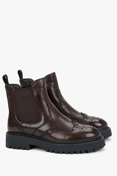 Schräge Perspektive des Paares brauner Echtleder-Stiefeletten im Brogue-Stil