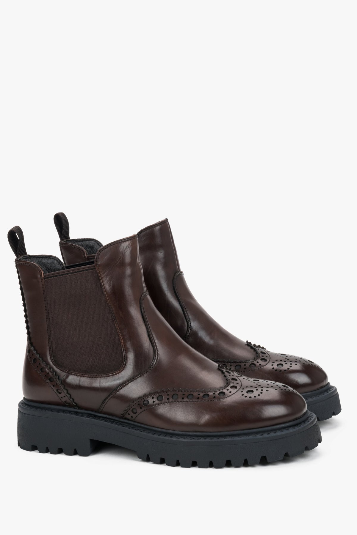 Schräge Perspektive des Paares brauner Echtleder-Stiefeletten im Brogue-Stil