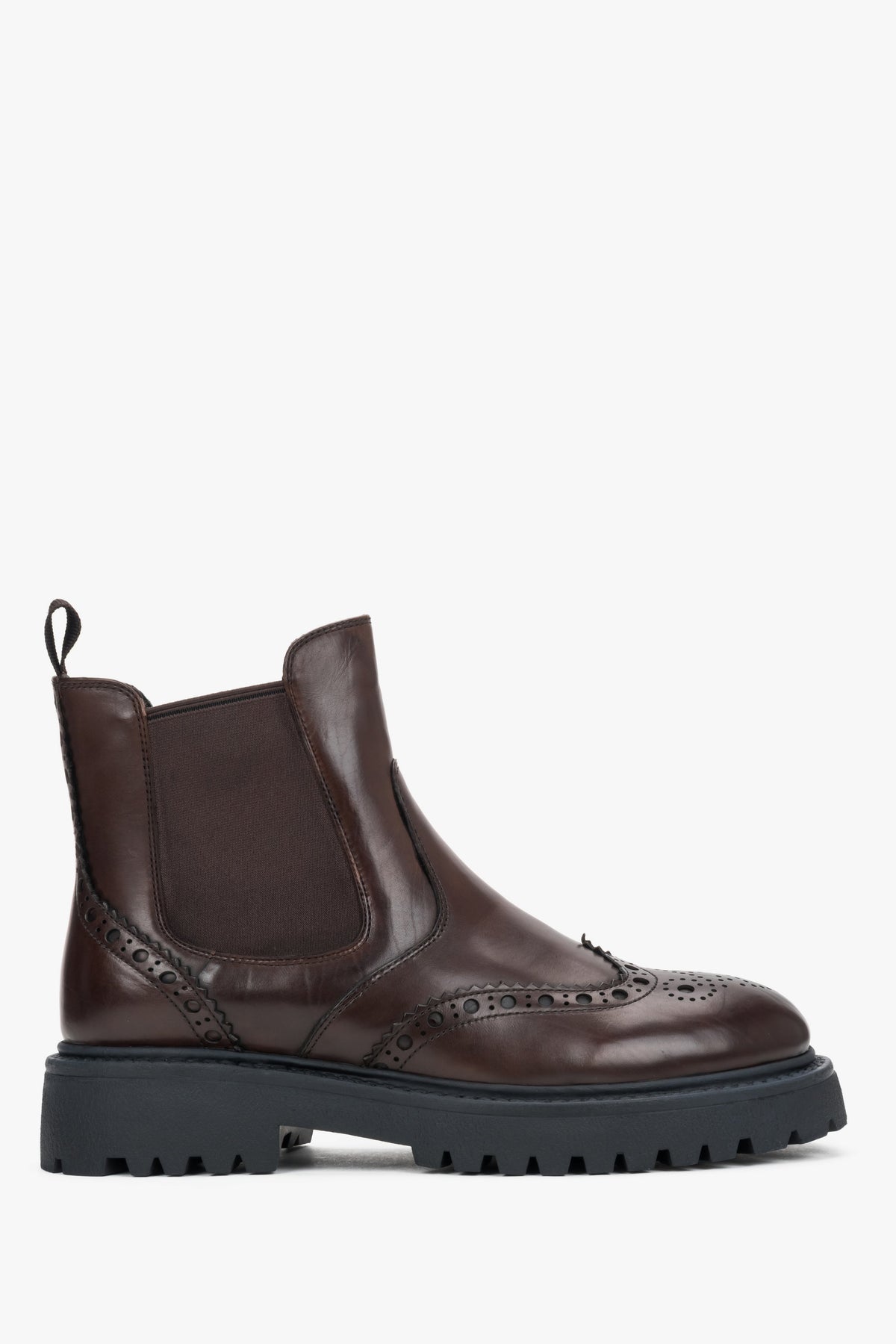 Elegantes Seitenprofil eines einzelnen braunen Chelsea-Boots auf hellem Hintergrund