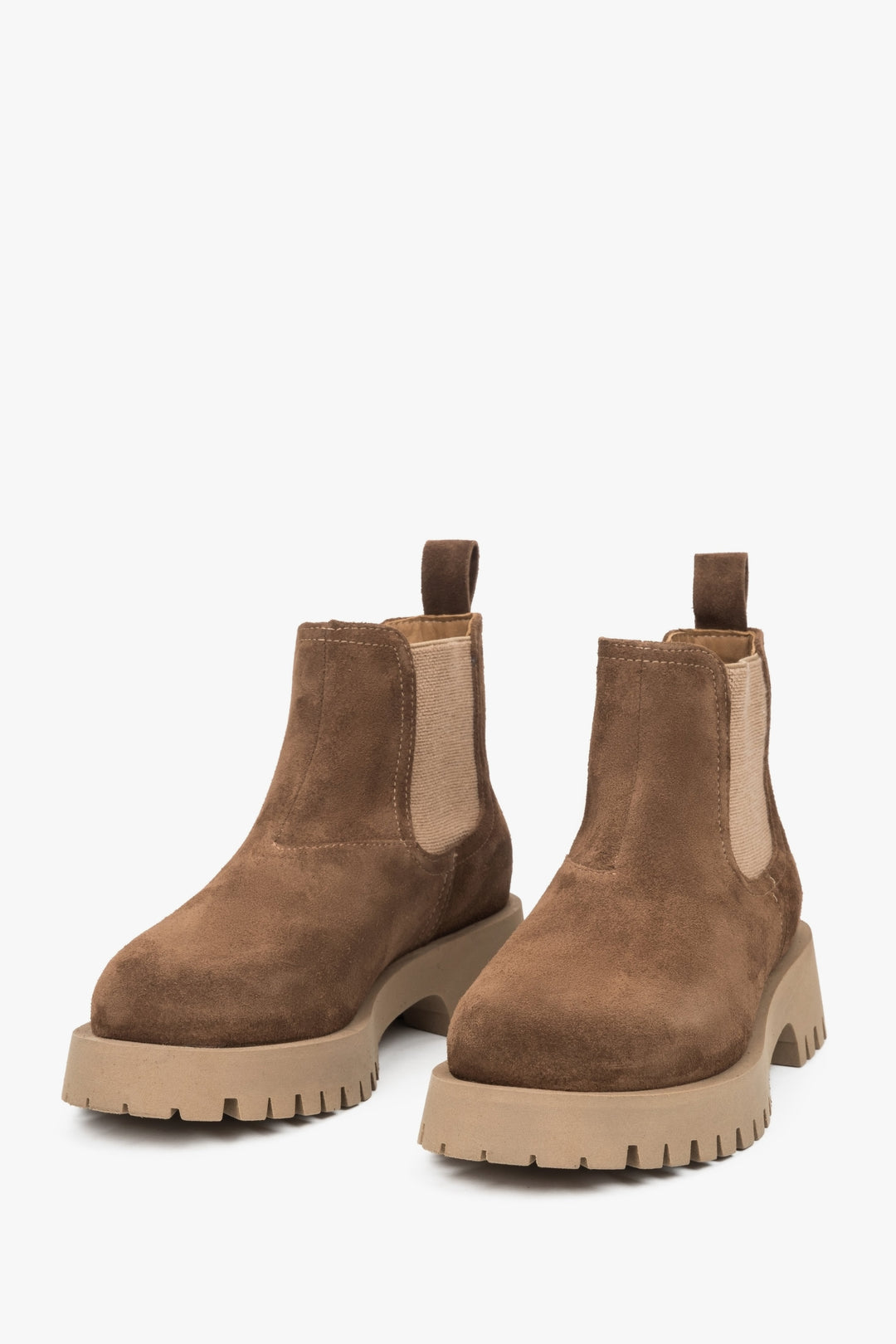 Damen-Chelsea-Stiefeletten in Braun aus natürlichem Velours von Estro – Vorderansicht des Modells.