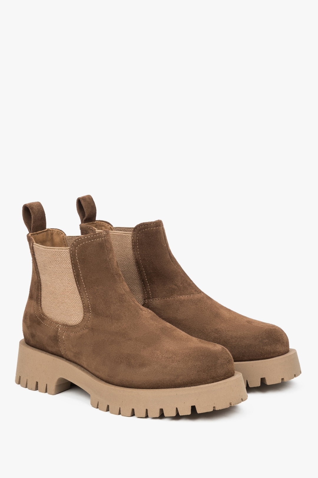 Niedrige braune Chelsea-Stiefeletten aus natürlichem Velours von Estro.