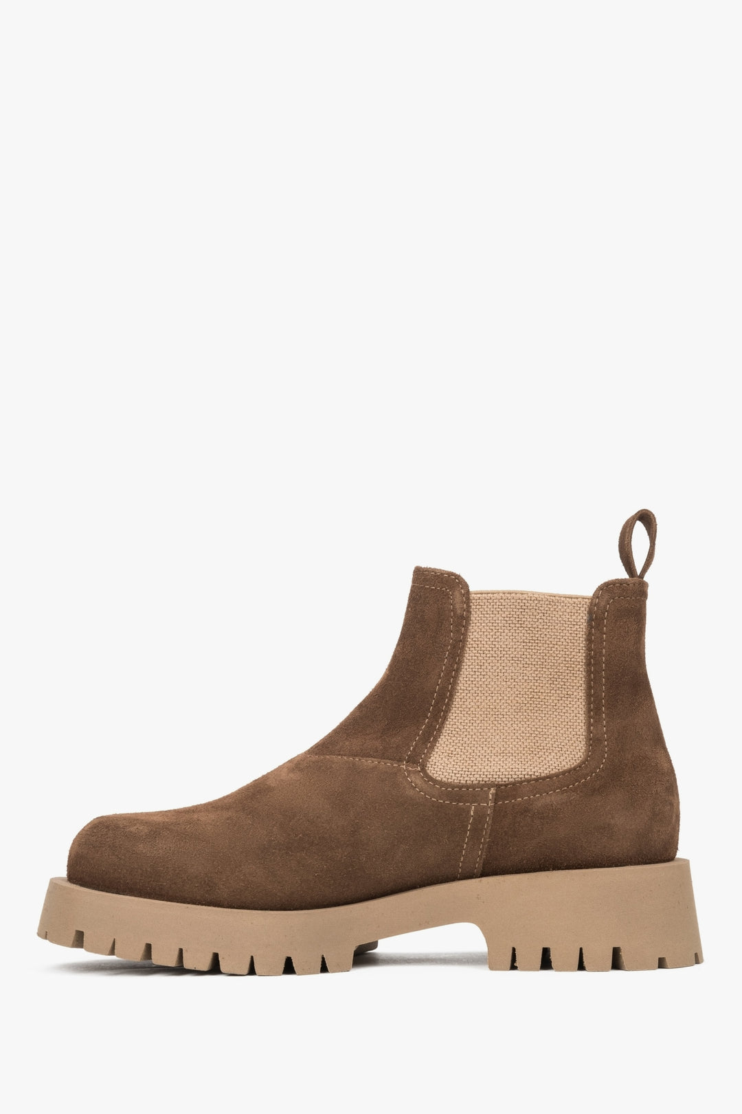 Damen-Chelsea-Stiefeletten aus Velours von Estro in Braun – Seitenansicht des Schuhs.