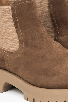 Damen niedrige Chelsea-Stiefel in Braun von Estro – Details.