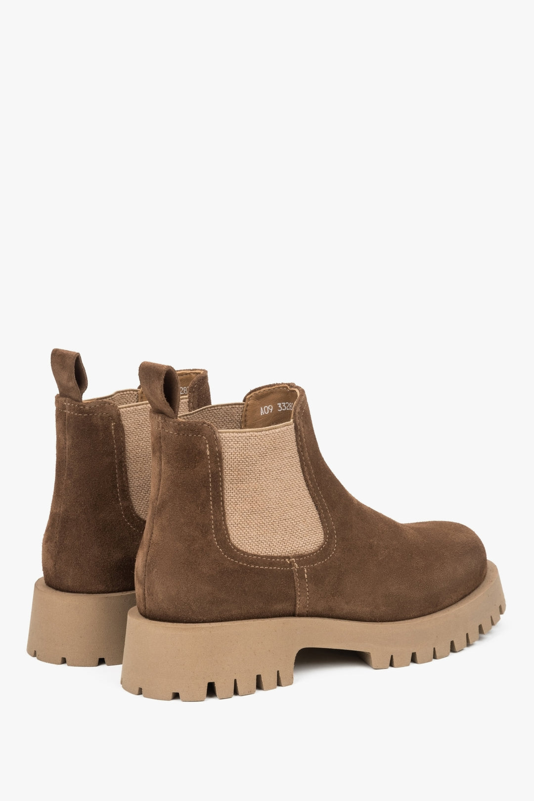 Damen-Chelsea-Stiefeletten in Braun von Estro – Nahaufnahme der Ferse und Seitenlinie der Schuhe.