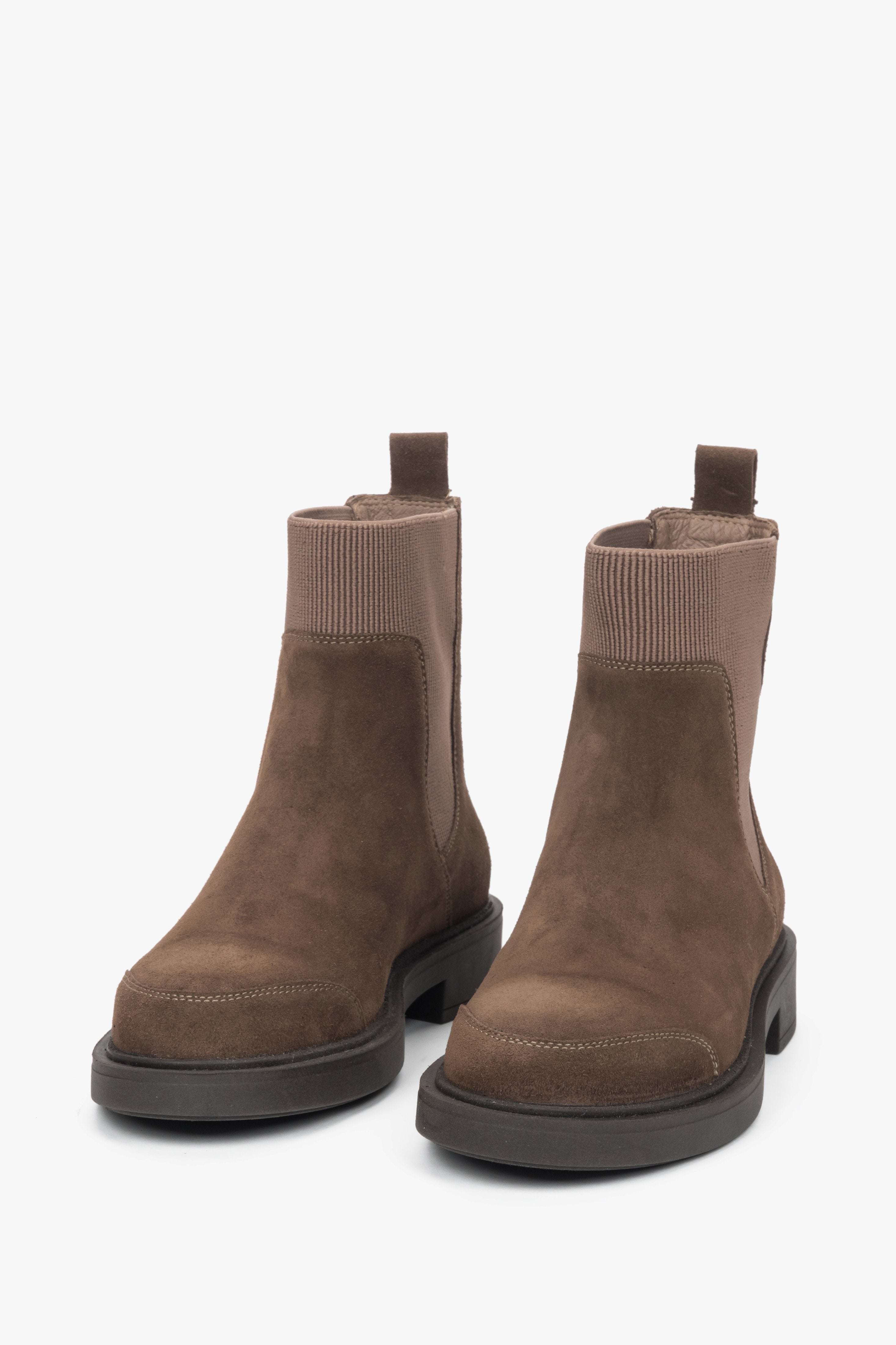 Frontale Schrägansicht der braunen Velours-Boots