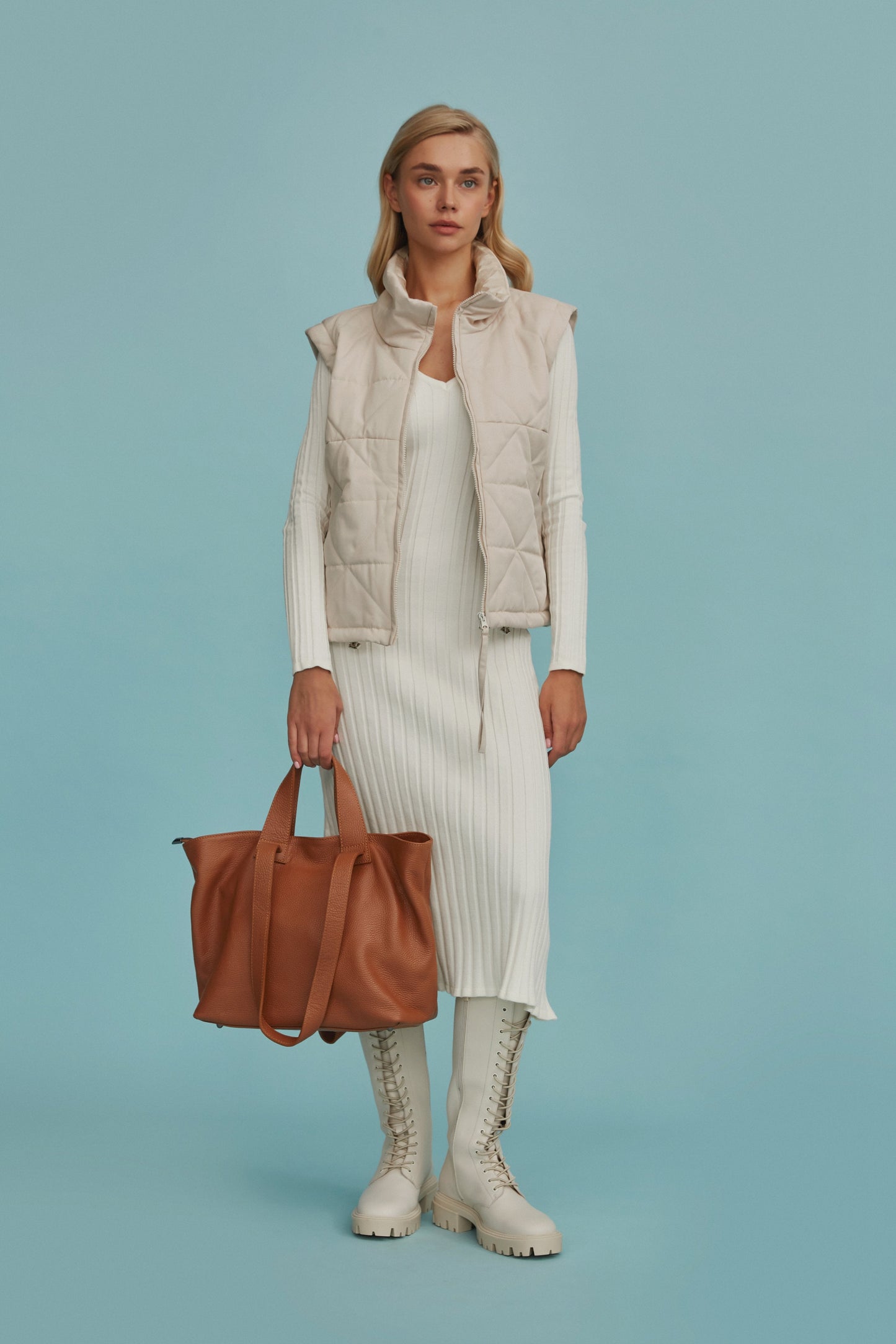 Braune, große Damenhandtasche aus echtem Leder von Estro – komplette Modell-Styling-Ansicht.