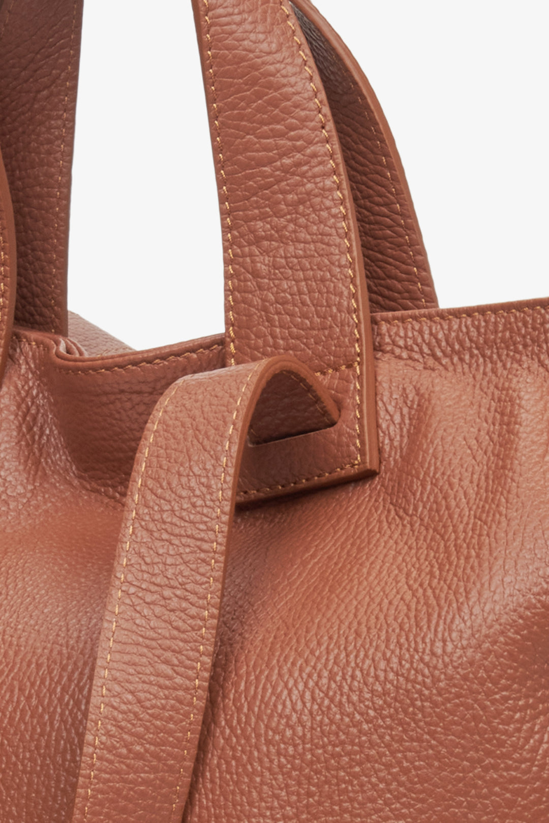 Damen große Handtasche aus braunem Leder von Estro – Nahaufnahme der Details.