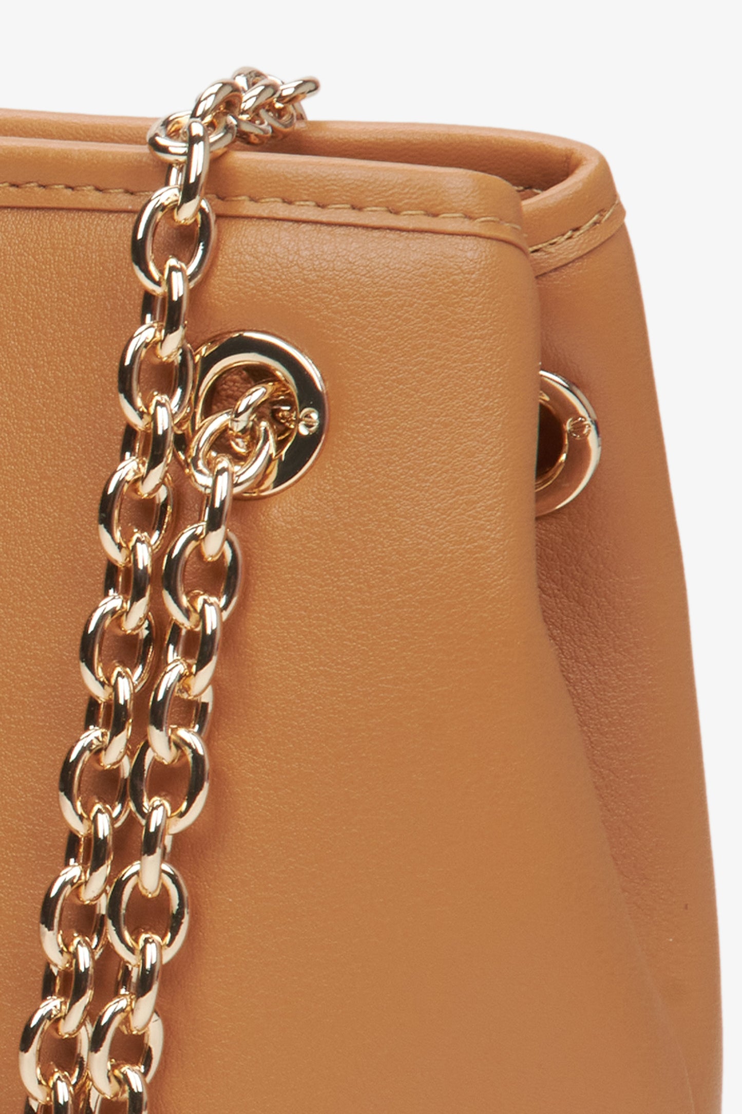 Braune Damen-Baguette-Tasche von Estro – Detailansicht.
