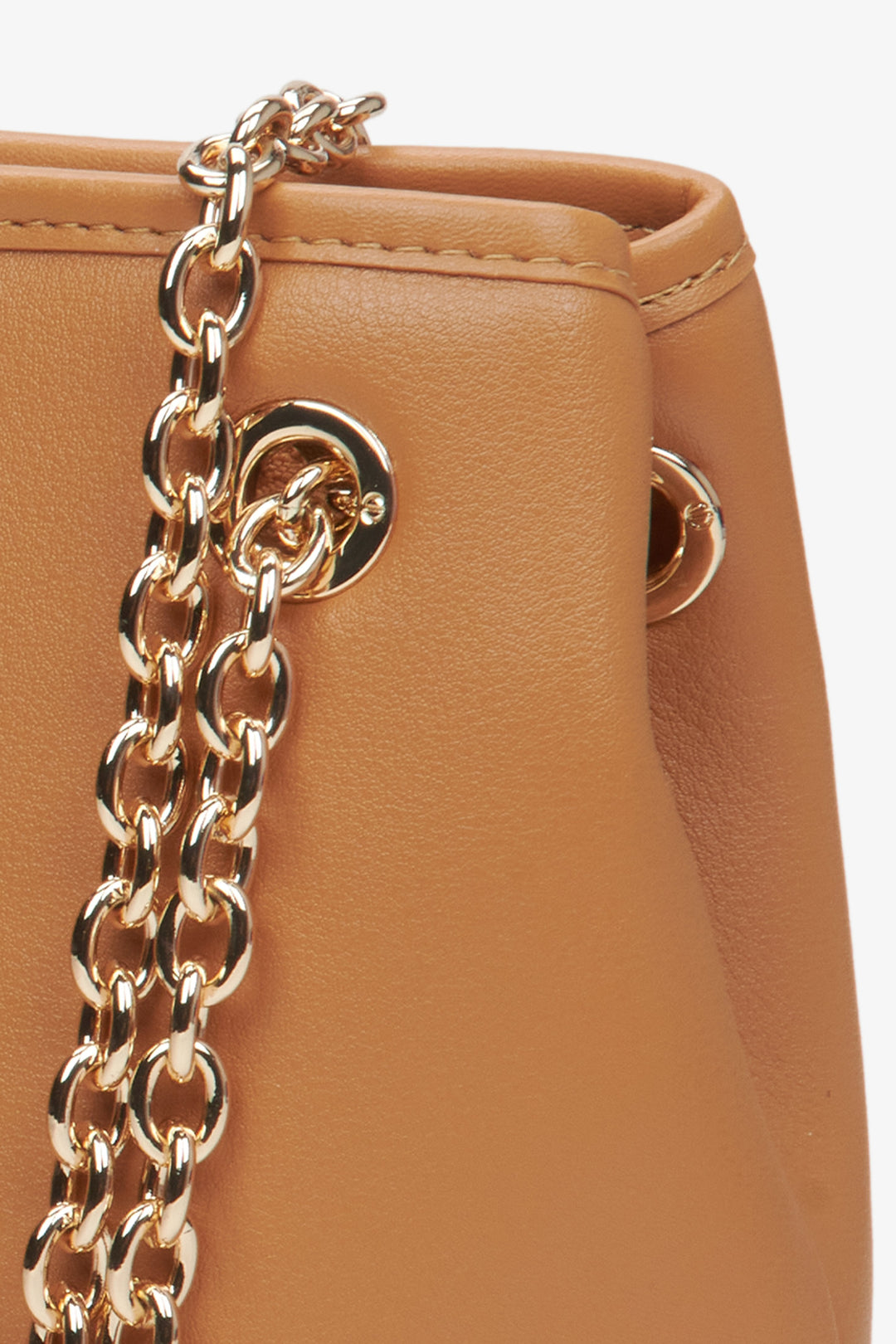 Braune Damen-Baguette-Tasche von Estro – Detailansicht.