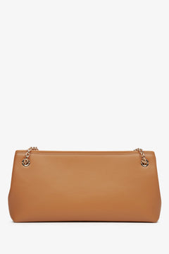 Beige Damen-Baguette-Tasche von Estro – Rückansicht des Modells.