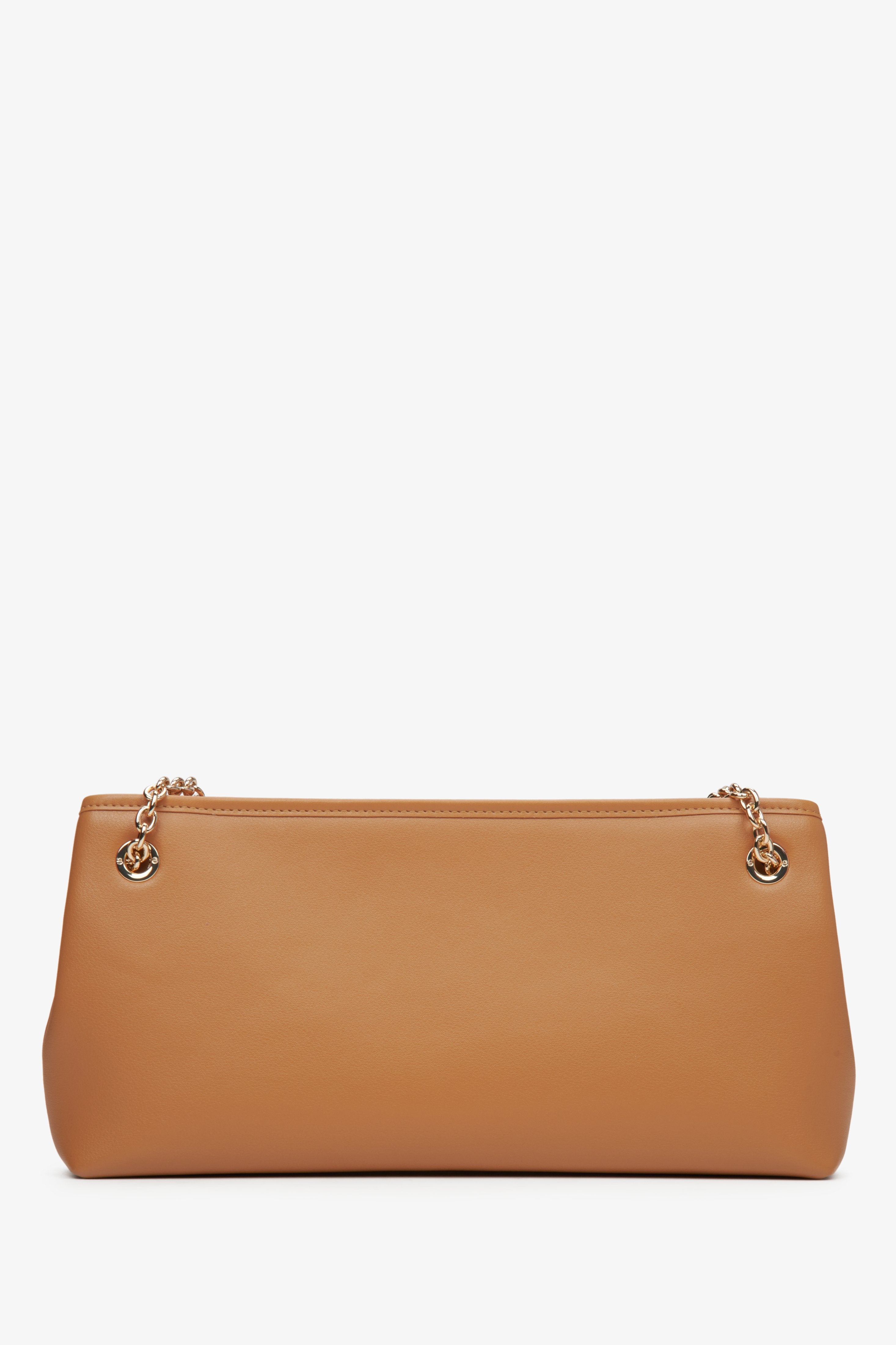 Beige Damen-Baguette-Tasche von Estro – Rückansicht des Modells.
