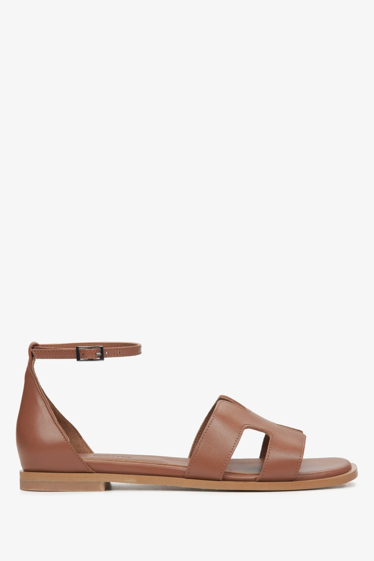 Flaches Seitenprofil der braunen Damen-Sandalen mit geschlossener Ferse