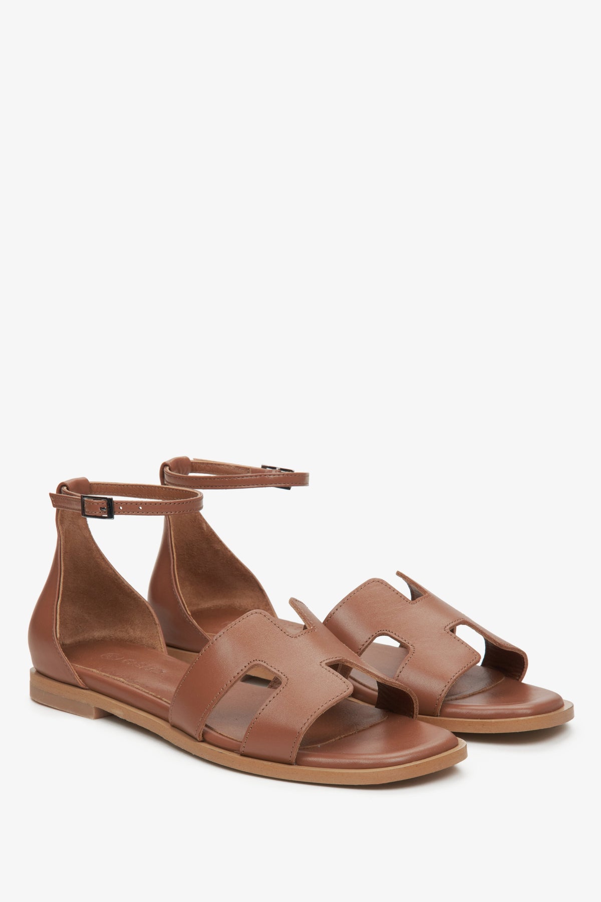 Schräge Frontalansicht der kognakbraunen Leder-Sandalen von Estro