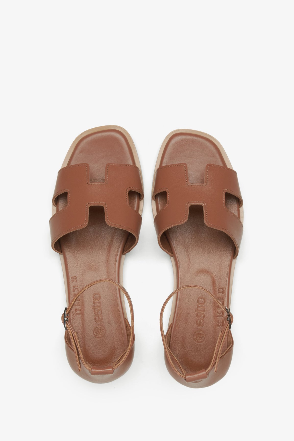 Draufsicht auf das Paar brauner Damen-Sandalen mit Riemen über dem Spann
