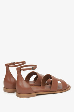 Rückwärtige Ansicht der braunen Sandalen mit geschlossener Ferse und Knöchelriemen